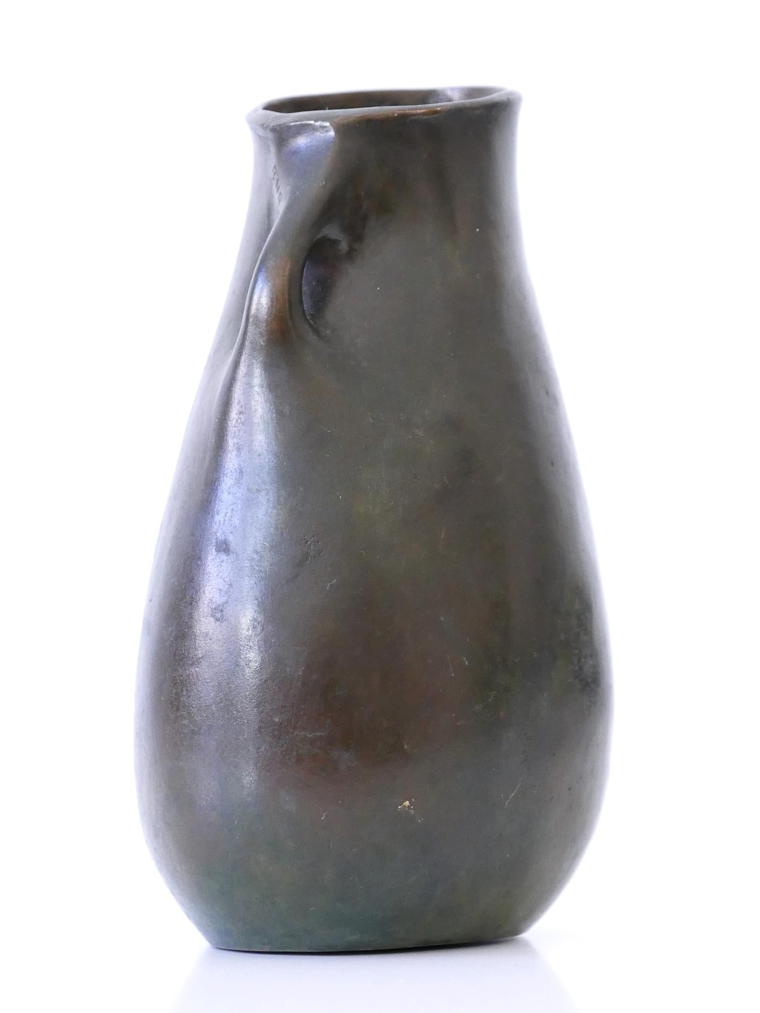 Rare et élégant vase en bronze moderne du milieu du siècle dernier, Allemagne, années 1960, signé : RNR en vente 4