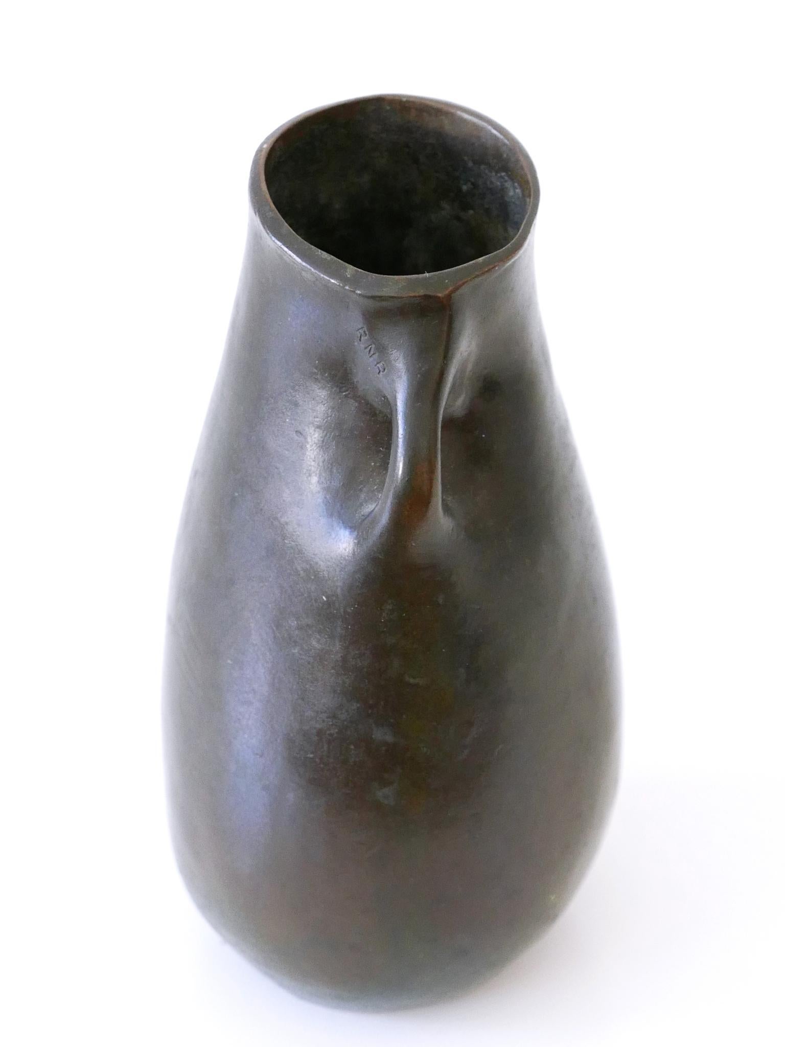 Rare et élégant vase en bronze moderne du milieu du siècle dernier, Allemagne, années 1960, signé : RNR en vente 6