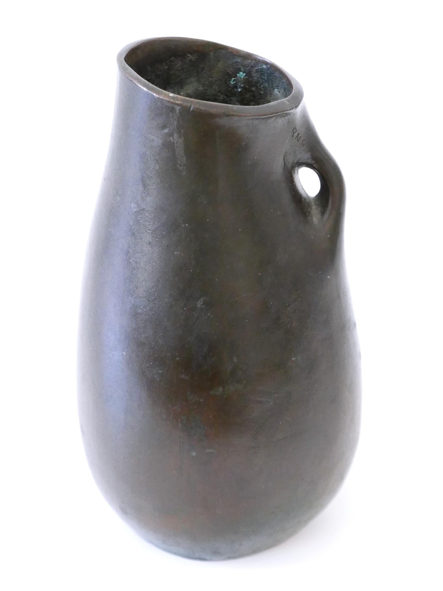 Rare et élégant vase en bronze moderne du milieu du siècle dernier, Allemagne, années 1960, signé : RNR en vente 8