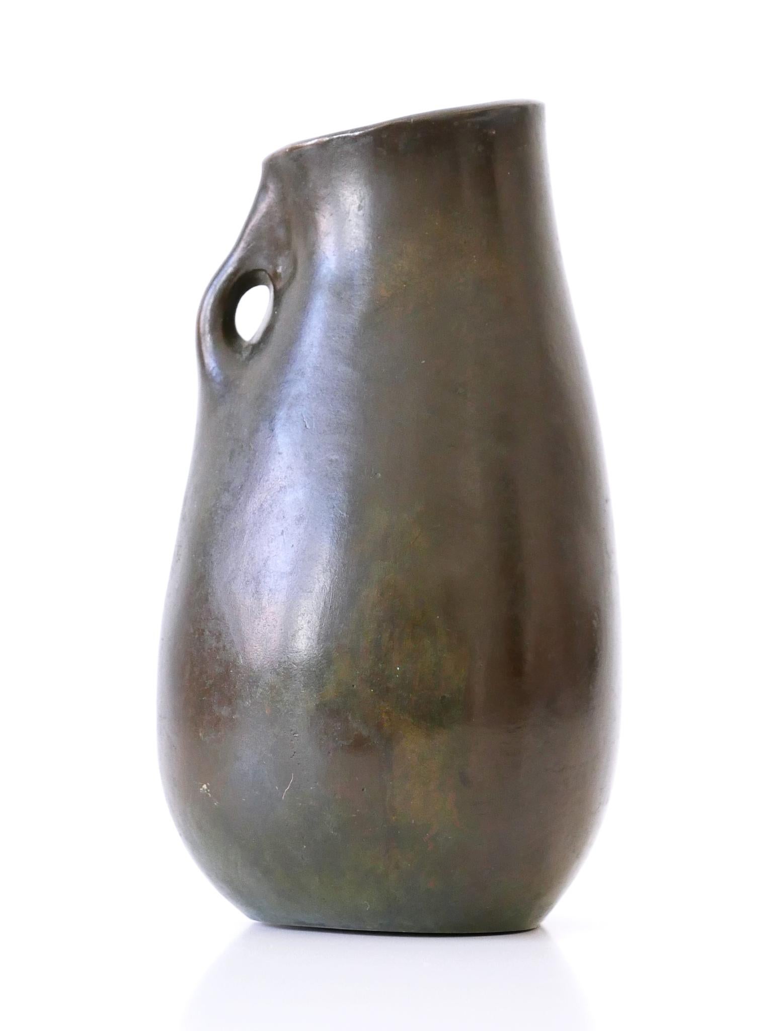 Vaso in bronzo di stile Mid-Century Modern, sorprendente e altamente decorativo. Monogram: RNR. Progettato e realizzato probabilmente in Germania negli anni '60.

Eseguito in bronzo.

Dimensioni:
H. H. 17,2 cm (6,7 pollici)
L 3,94 pollici (10 cm)
D