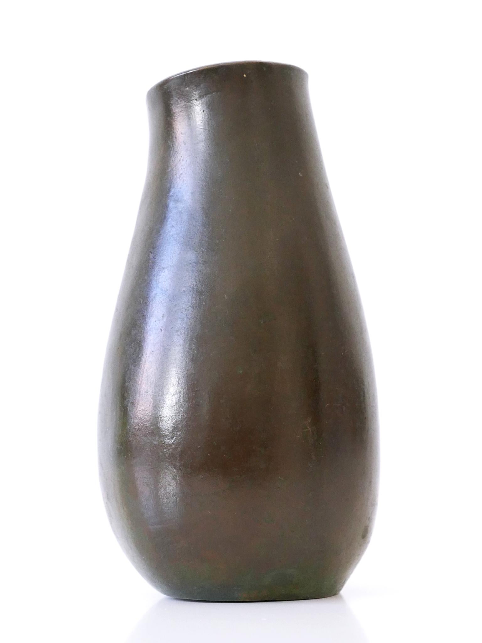 Allemand Rare et élégant vase en bronze moderne du milieu du siècle dernier, Allemagne, années 1960, signé : RNR en vente