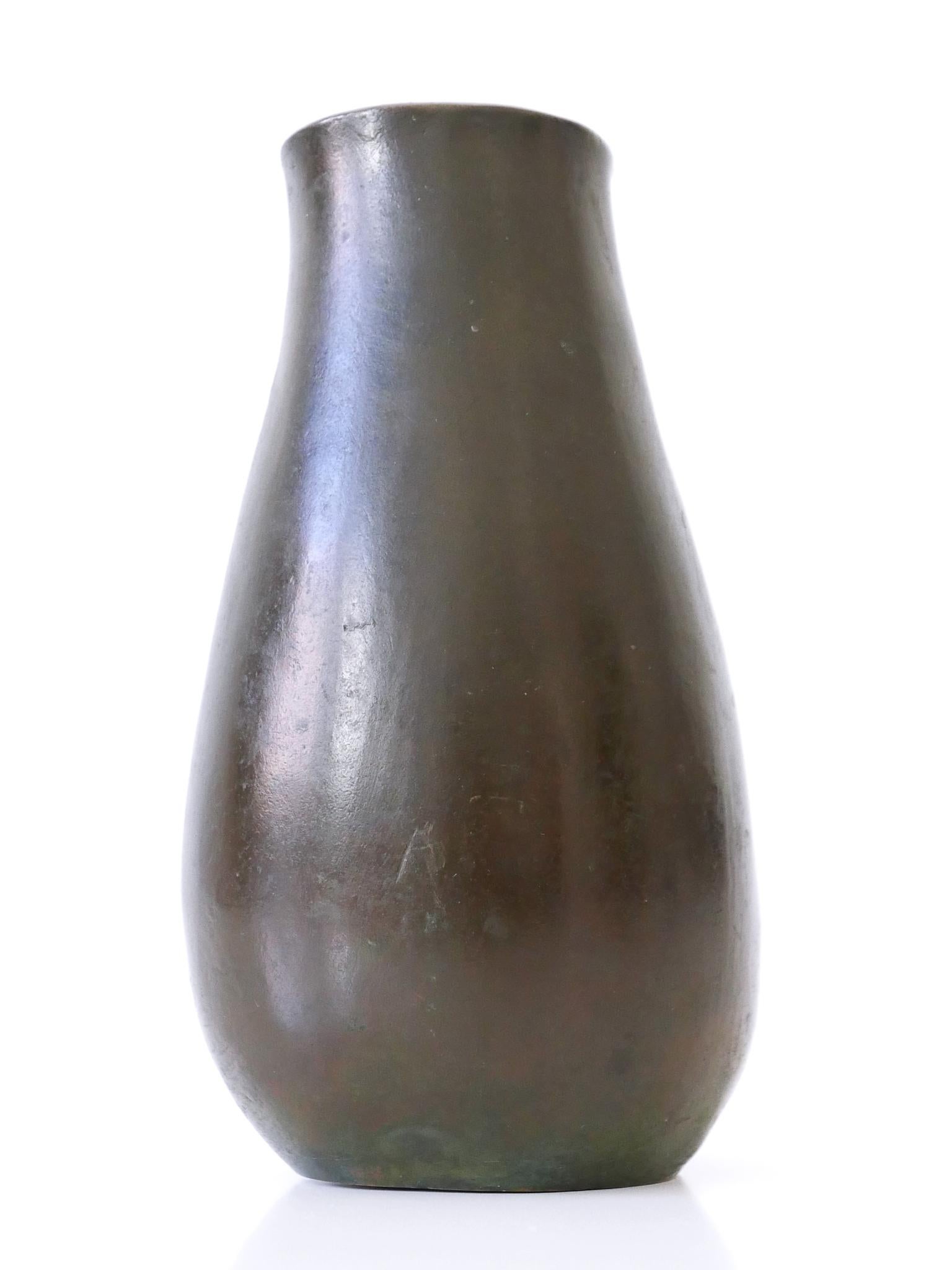 Rare et élégant vase en bronze moderne du milieu du siècle dernier, Allemagne, années 1960, signé : RNR Bon état - En vente à Munich, DE