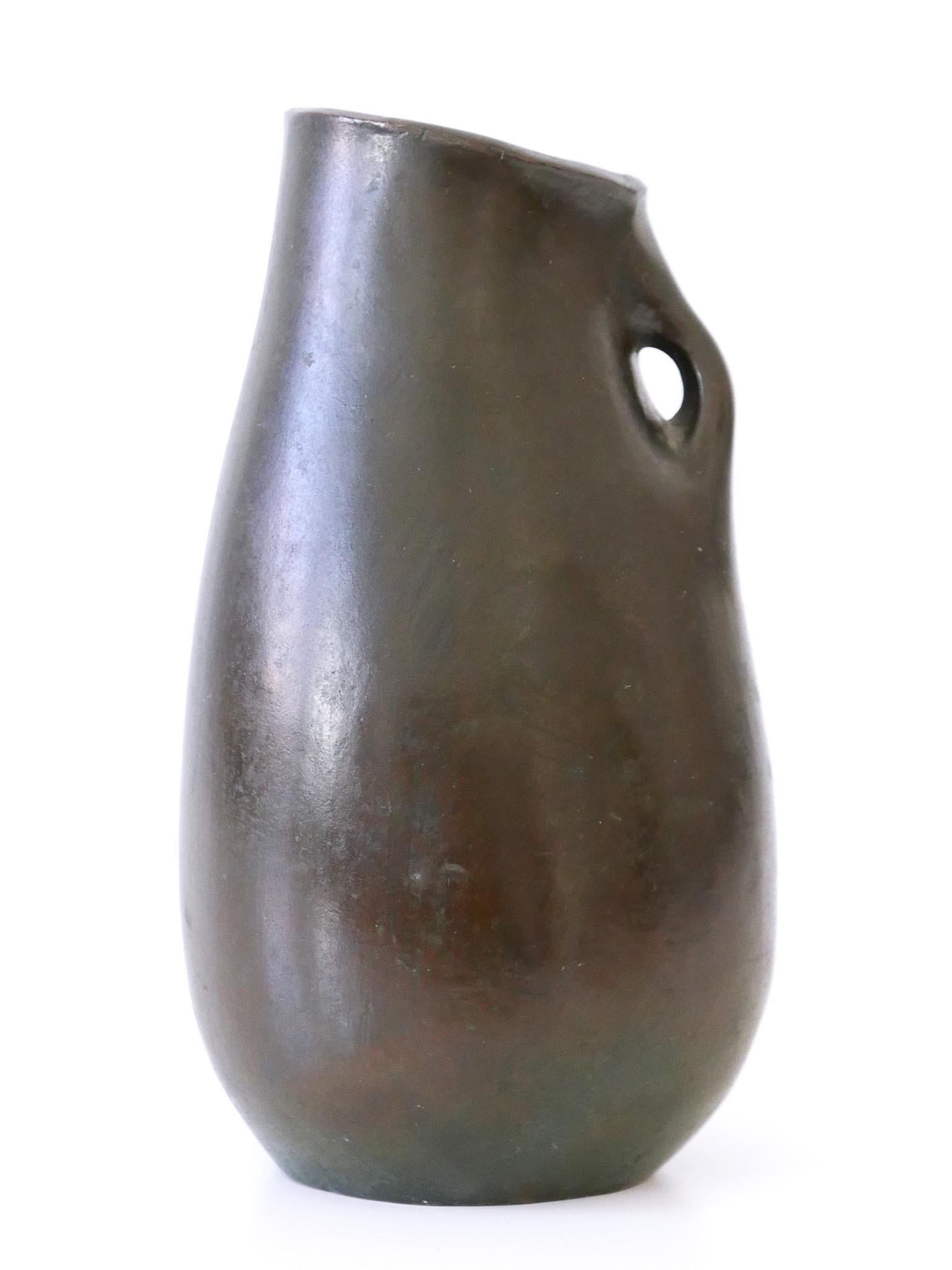 Bronze Rare et élégant vase en bronze moderne du milieu du siècle dernier, Allemagne, années 1960, signé : RNR en vente
