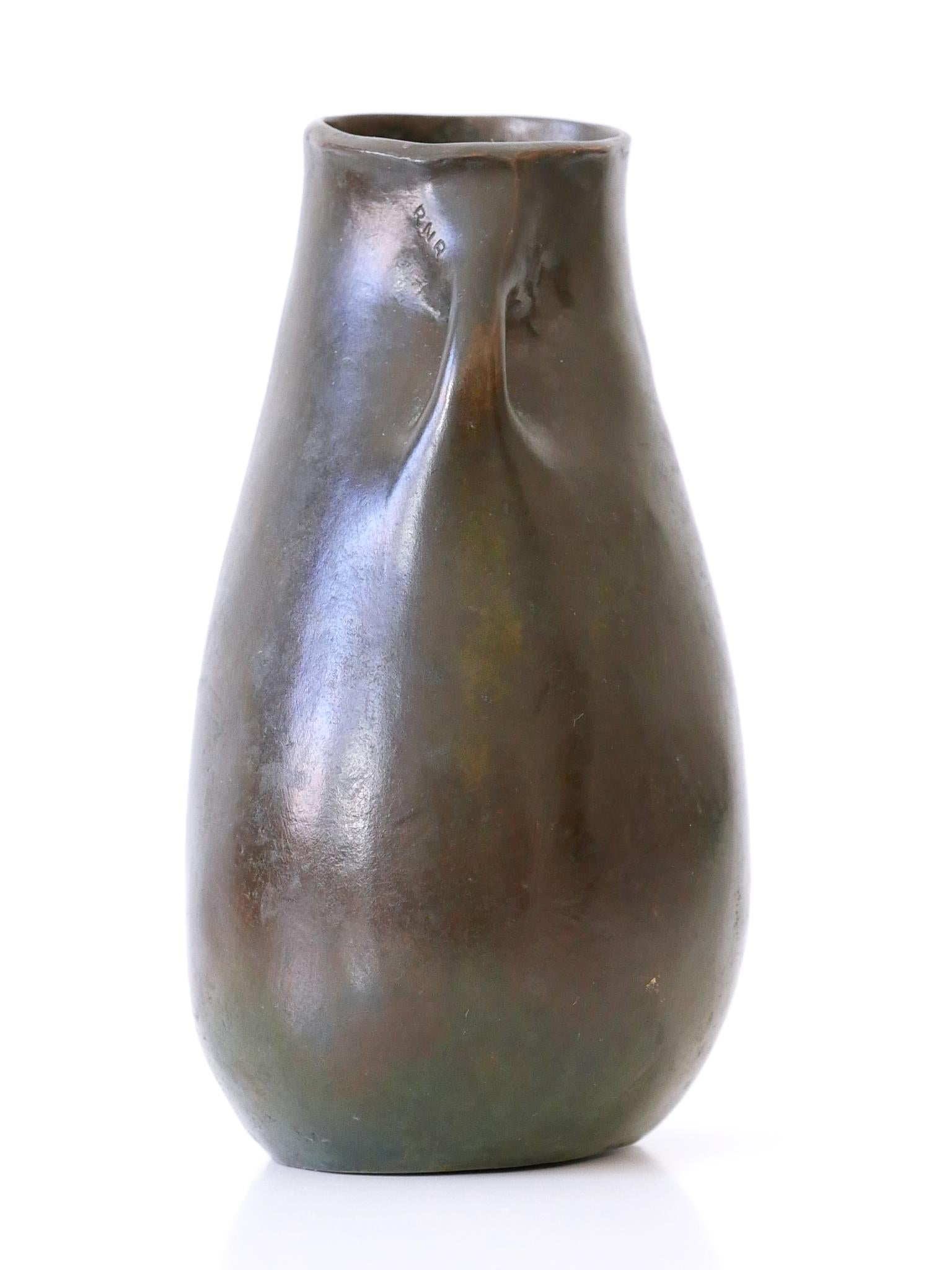 Rare et élégant vase en bronze moderne du milieu du siècle dernier, Allemagne, années 1960, signé : RNR en vente 2
