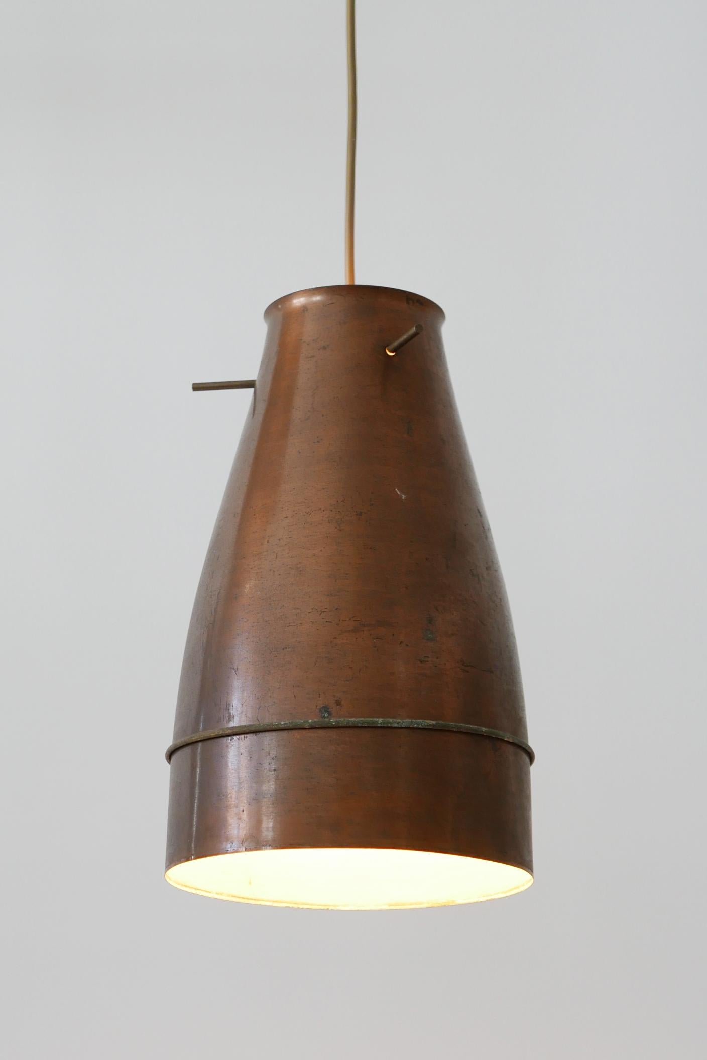 Elegant Mid-Century Modern brass pendant lamp or hanging light. Designed & manufactured in Germany, 1950s.

Executed in copper sheet, it comes with 1 x E27 Edison screw fit bulb holder, is rewired and in working condition. It runs both on 110/230