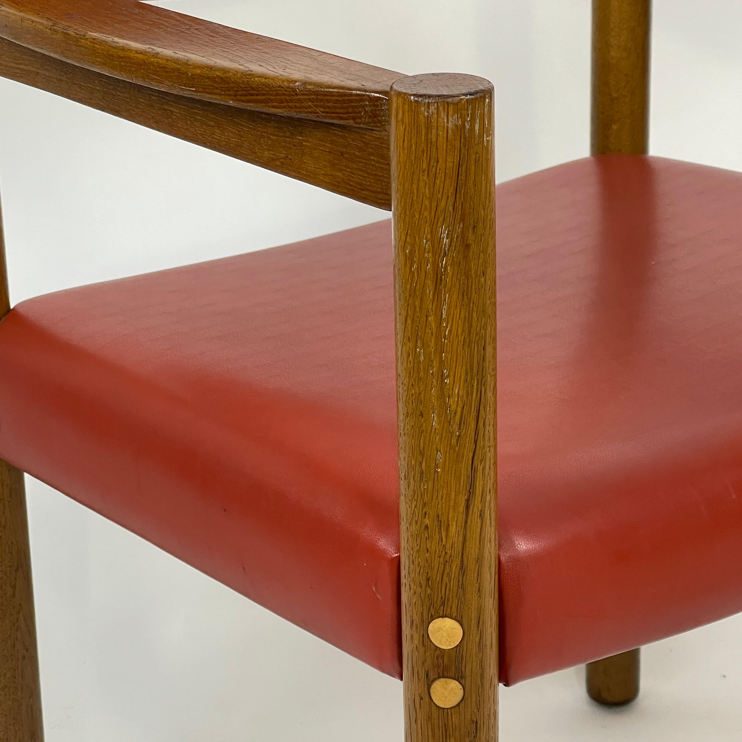 Rare fauteuil conçu par Harvey Probber et provenant de la maison et de la collection personnelle de Probber. Il s'agit d'un fauteuil de base probablement conçu plus tard en raison du design plus postmoderne de la chaise. Le cadre est en chêne massif