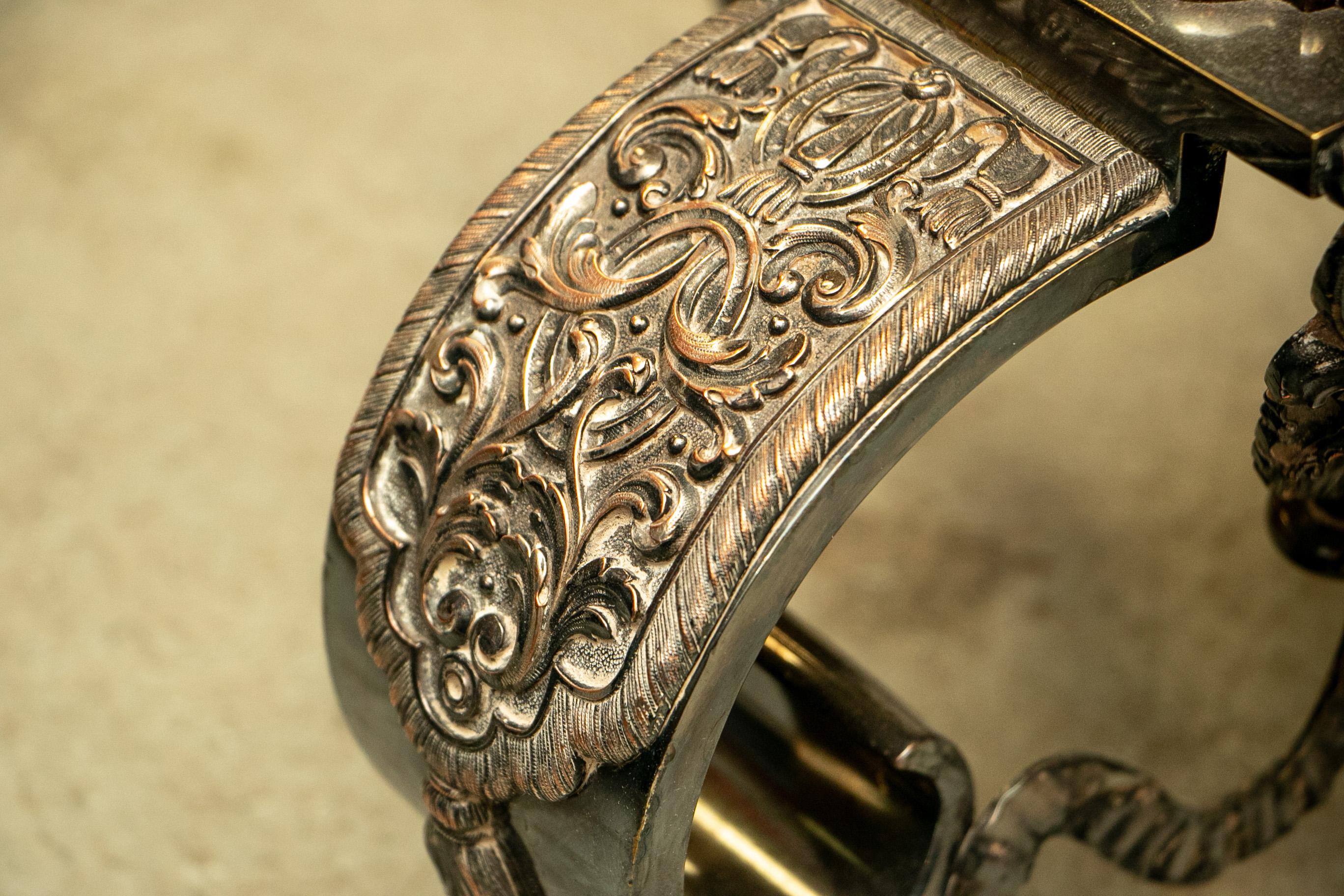 Außergewöhnliche attr. Edward F. Caldwell & Co. Versilberte Bronze Andiron Paar (20. Jahrhundert) im Angebot