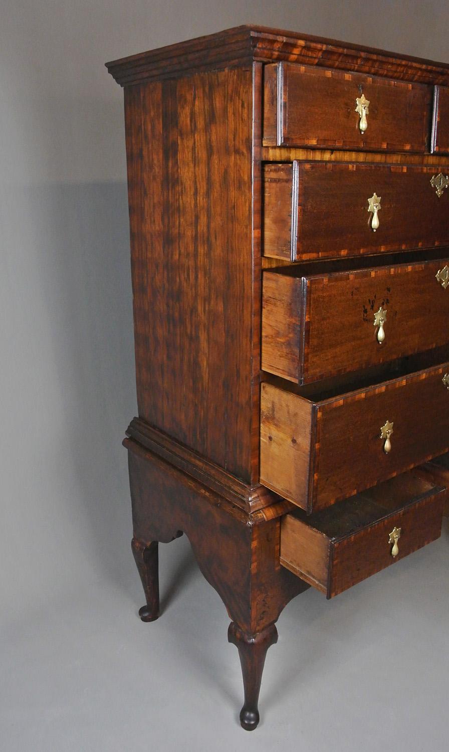 XVIII secolo Rara ed eccezionale cassapanca in Oak e Laburnum di Giorgio I su supporto C.C. 1720 in vendita