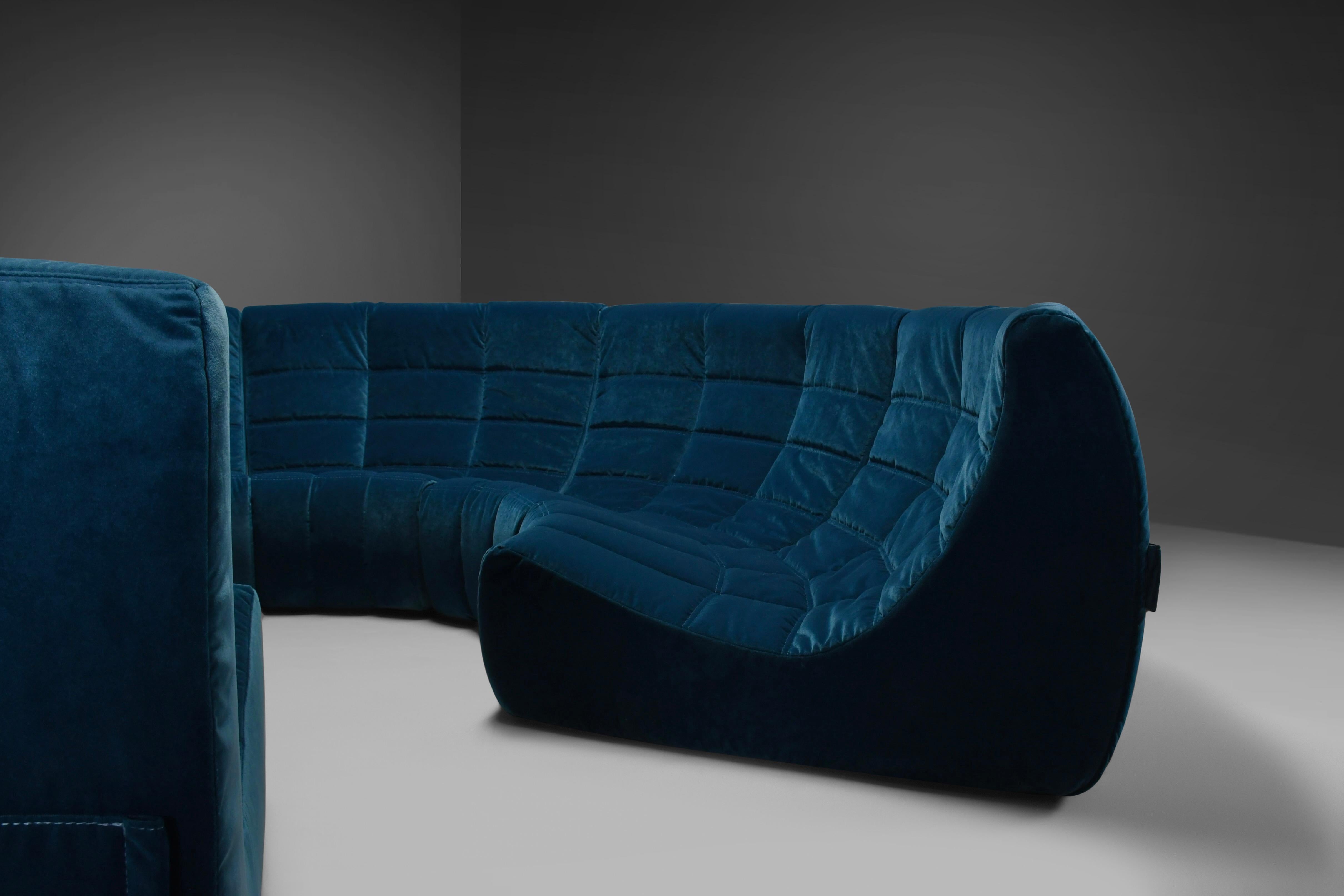 Seltenes und außergewöhnliches Kreis-Sofa „Gilda“ aus Samt von Michel Ducaroy, 1972 im Angebot 1