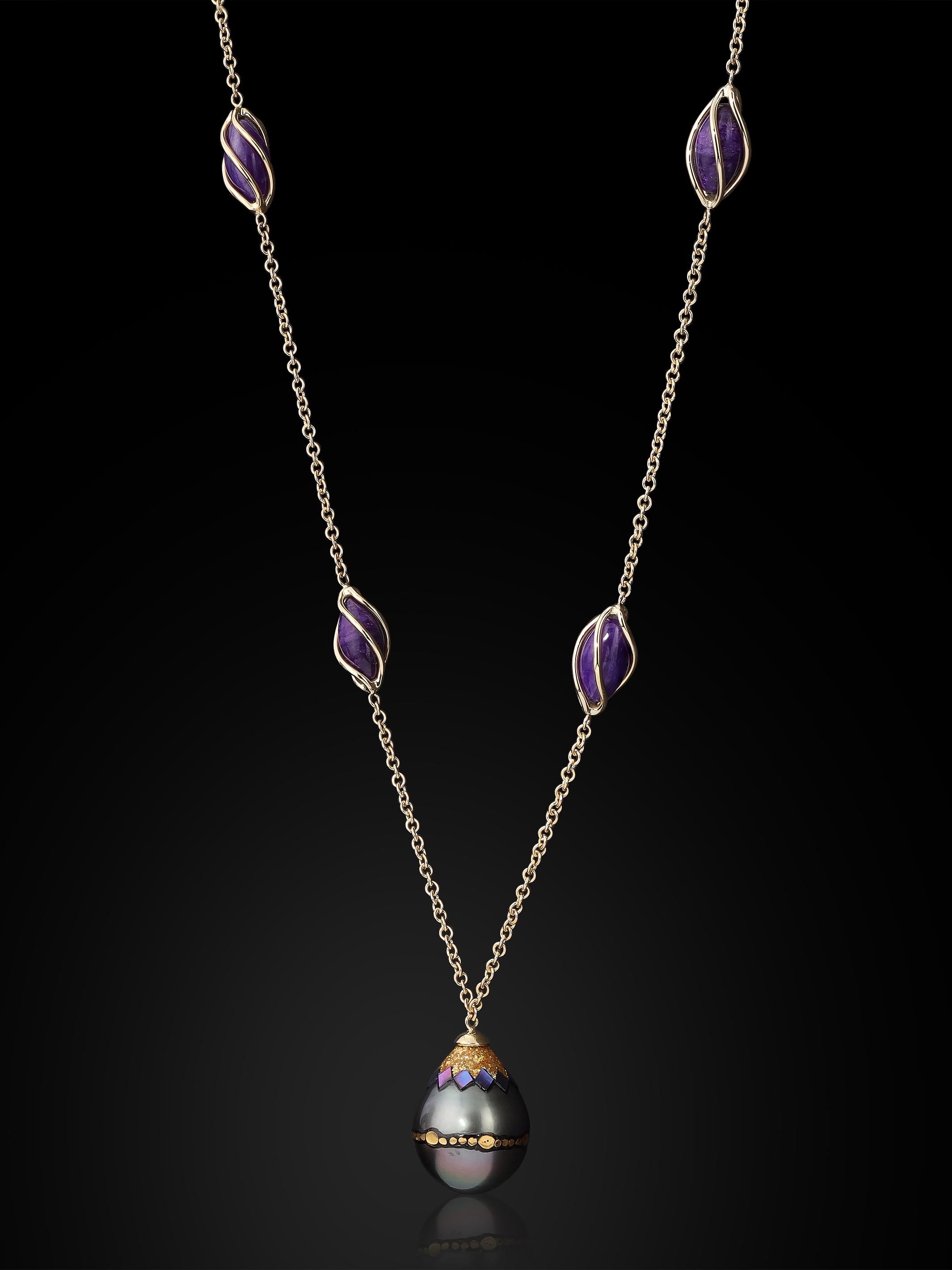 As many have said for millennia, Pearls are already perfect. We don’t think they are wrong. However, there is always room to add. This brilliant necklace a Tahitian pearl is dressed through the maki-e design and mounted with 18k yellow gold bale