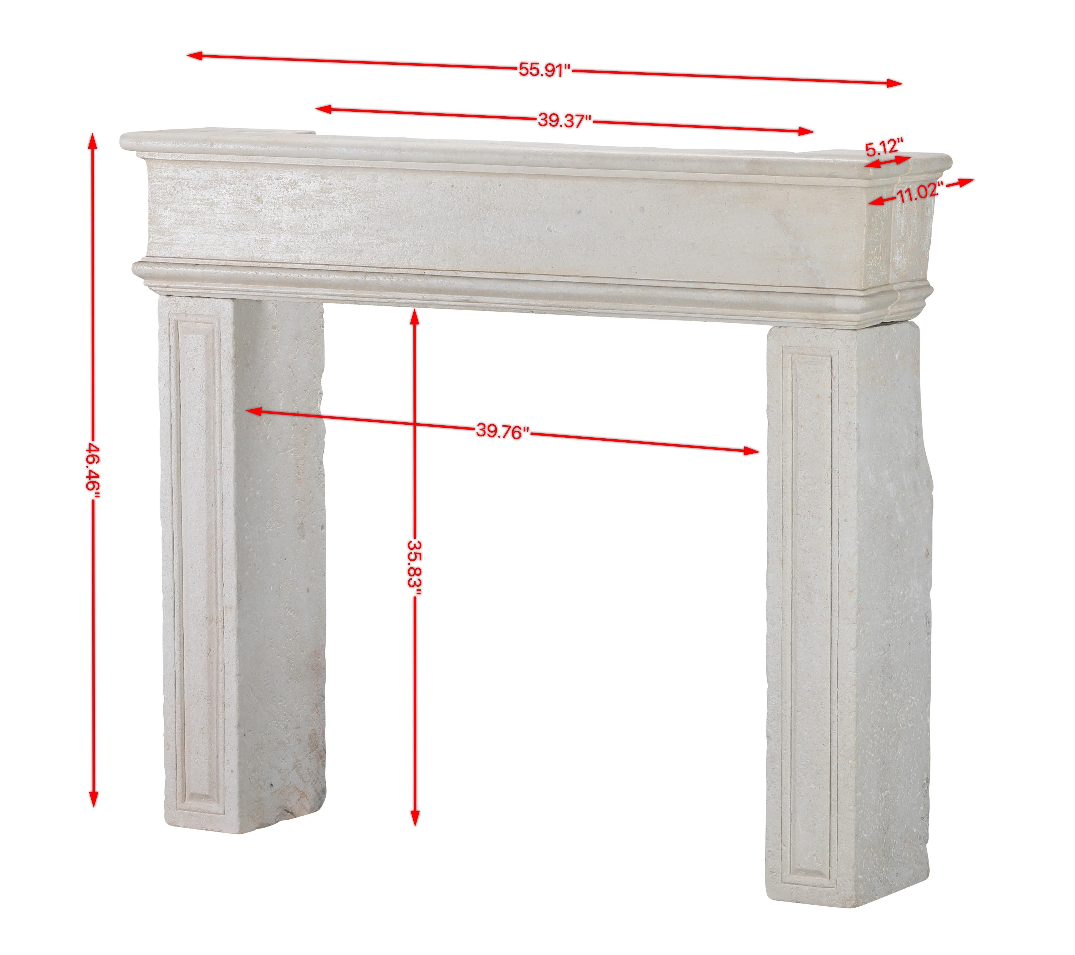 L'esthétique minimaliste du contour de la cheminée et le matériau calcaire naturel s'intègrent parfaitement au style architectural et à l'ambiance d'une finca, mettant en valeur l'espace grâce à son élégance intemporelle et à sa beauté discrète.