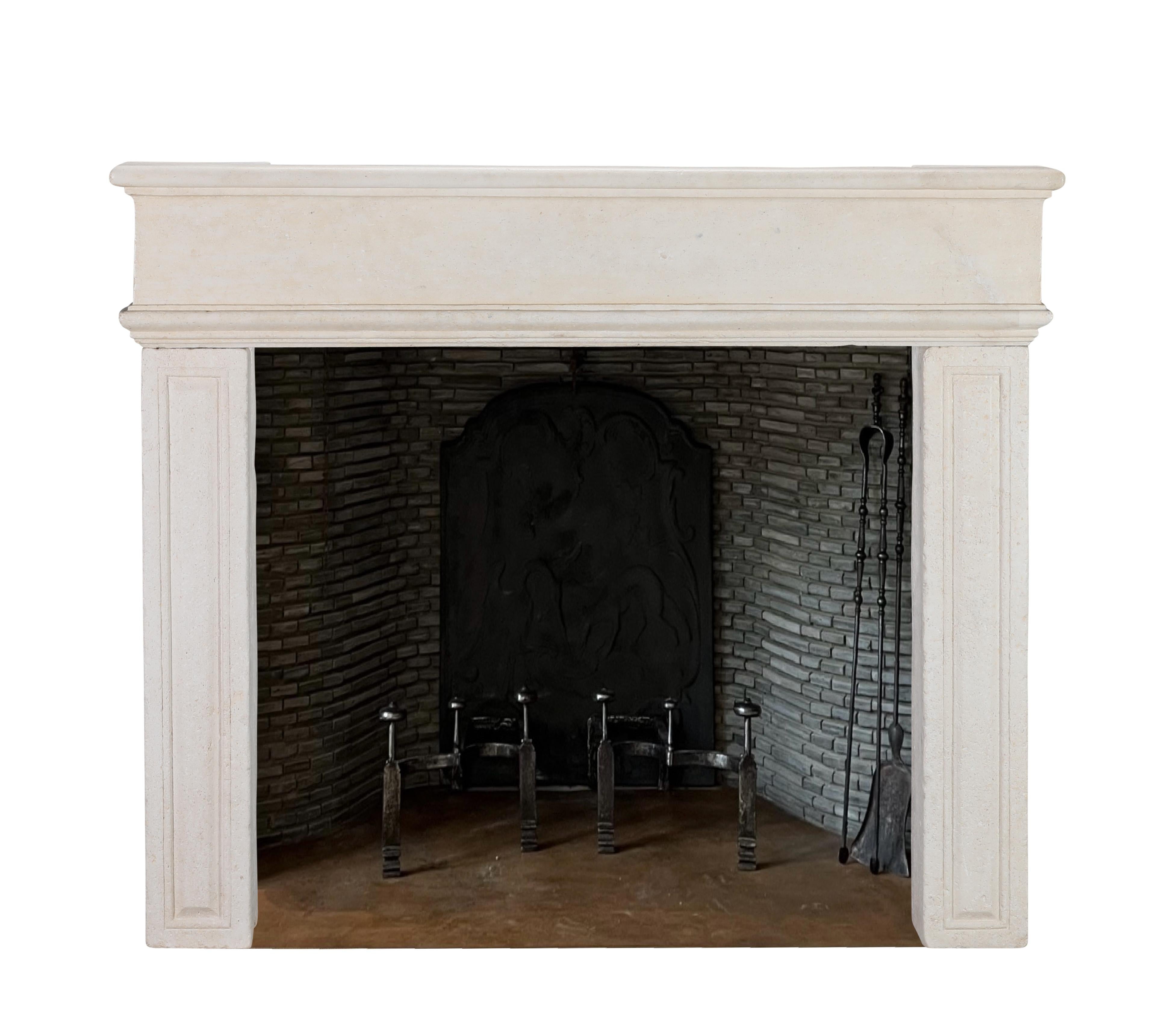Sculpté à la main Cheminée ancienne rare et exquise pour rehausser n'importe quelle décoration d'intérieur en vente