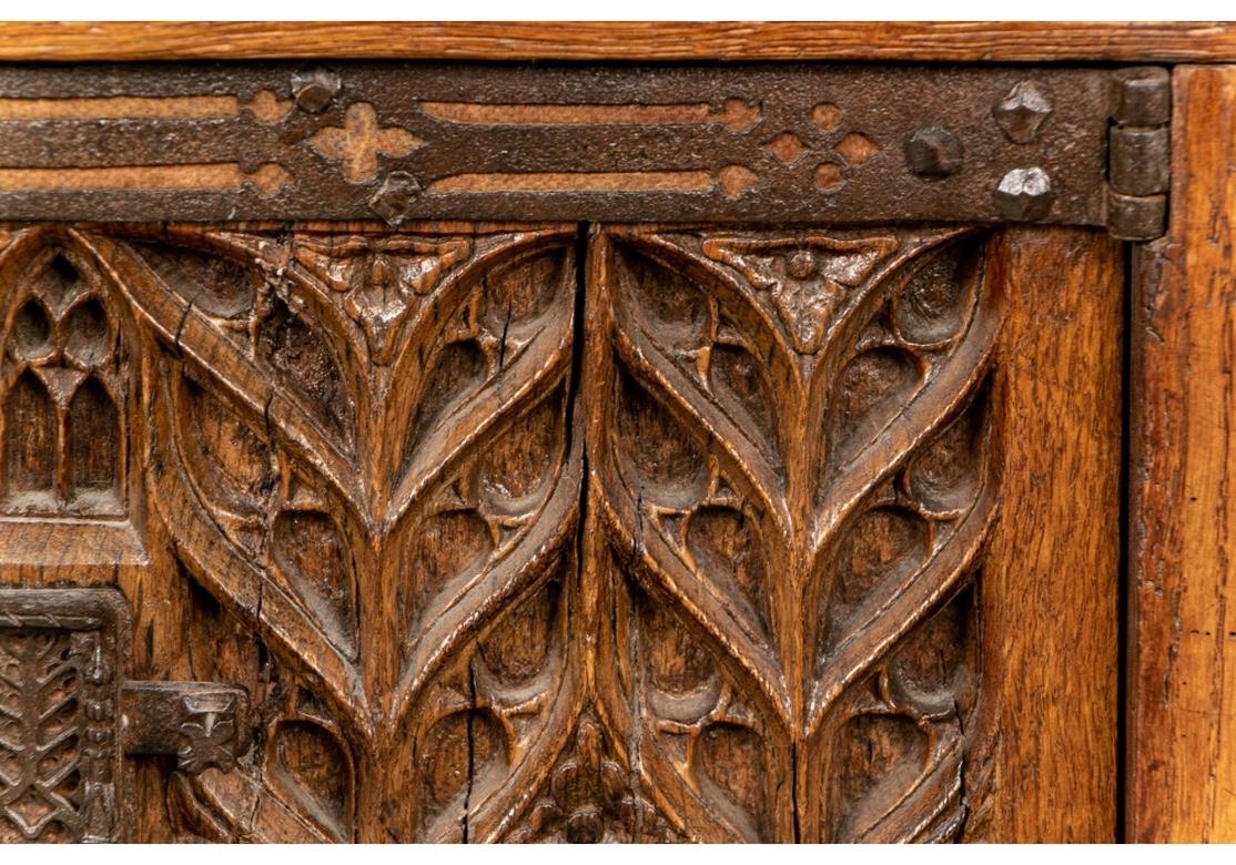 Rare et extraordinaire meuble de rangement gothique français Louis XIII du 16ème siècle en chêne 2