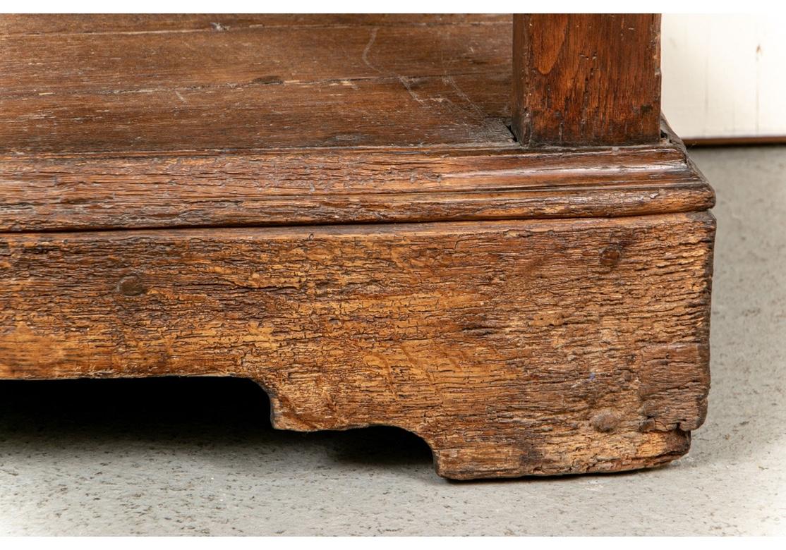 Rare et extraordinaire meuble de rangement gothique français Louis XIII du 16ème siècle en chêne 3