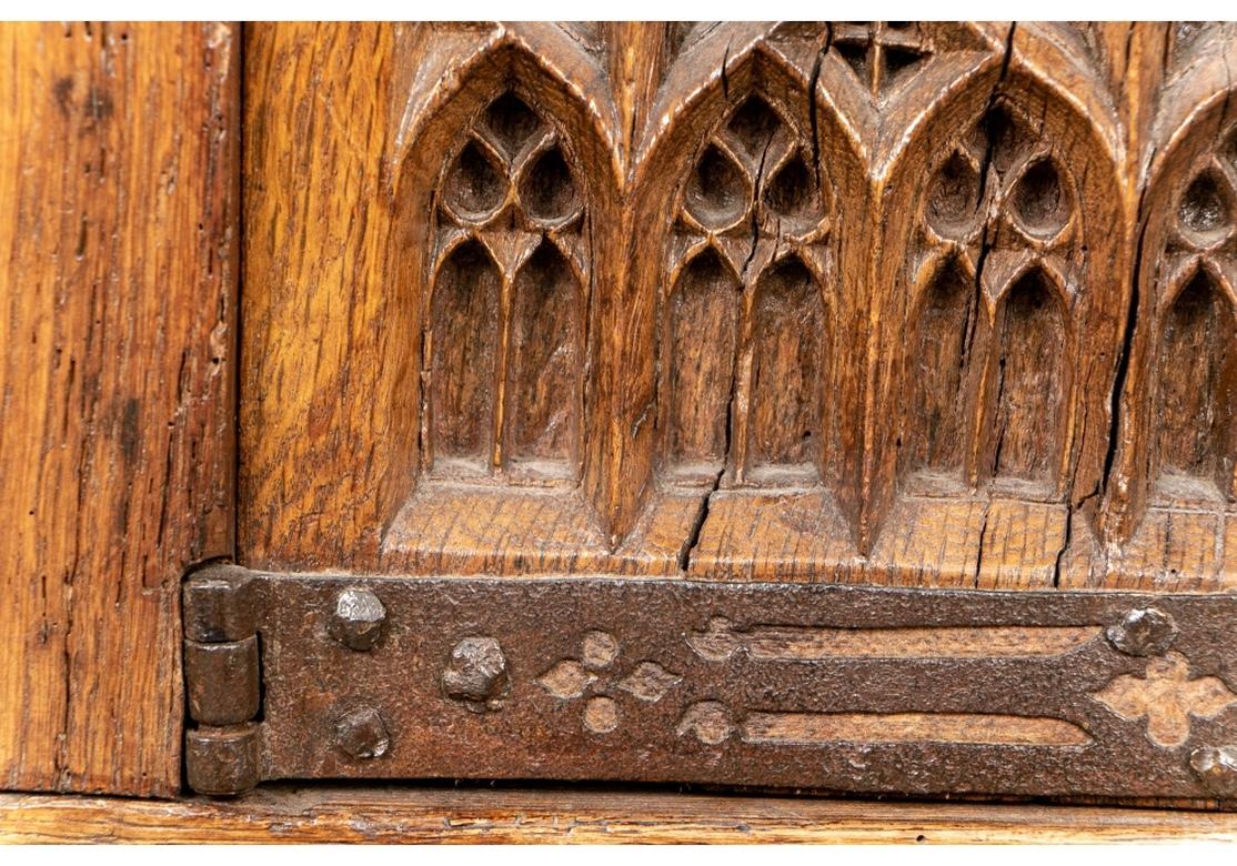 Rare et extraordinaire meuble de rangement gothique français Louis XIII du 16ème siècle en chêne 4
