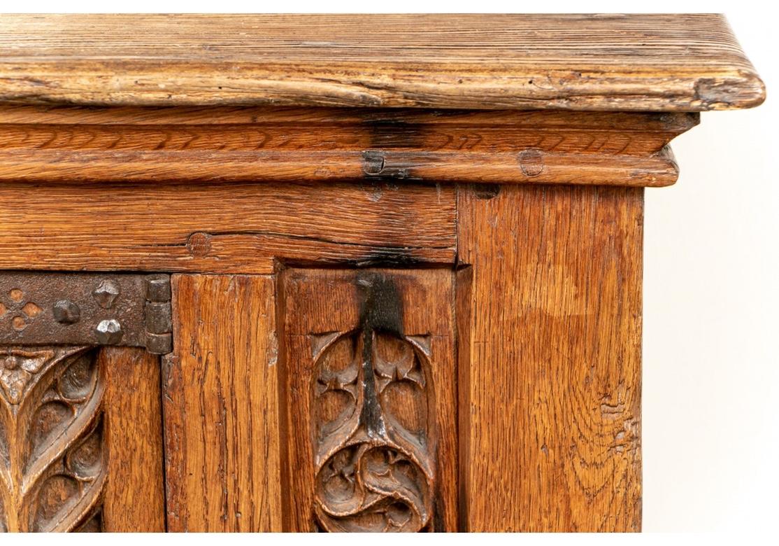 Rare et extraordinaire meuble de rangement gothique français Louis XIII du 16ème siècle en chêne 5