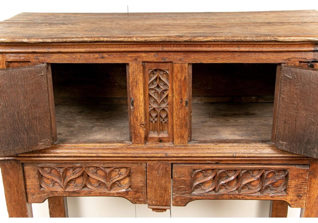 Rare et extraordinaire meuble de rangement gothique français Louis XIII du 16ème siècle en chêne 6