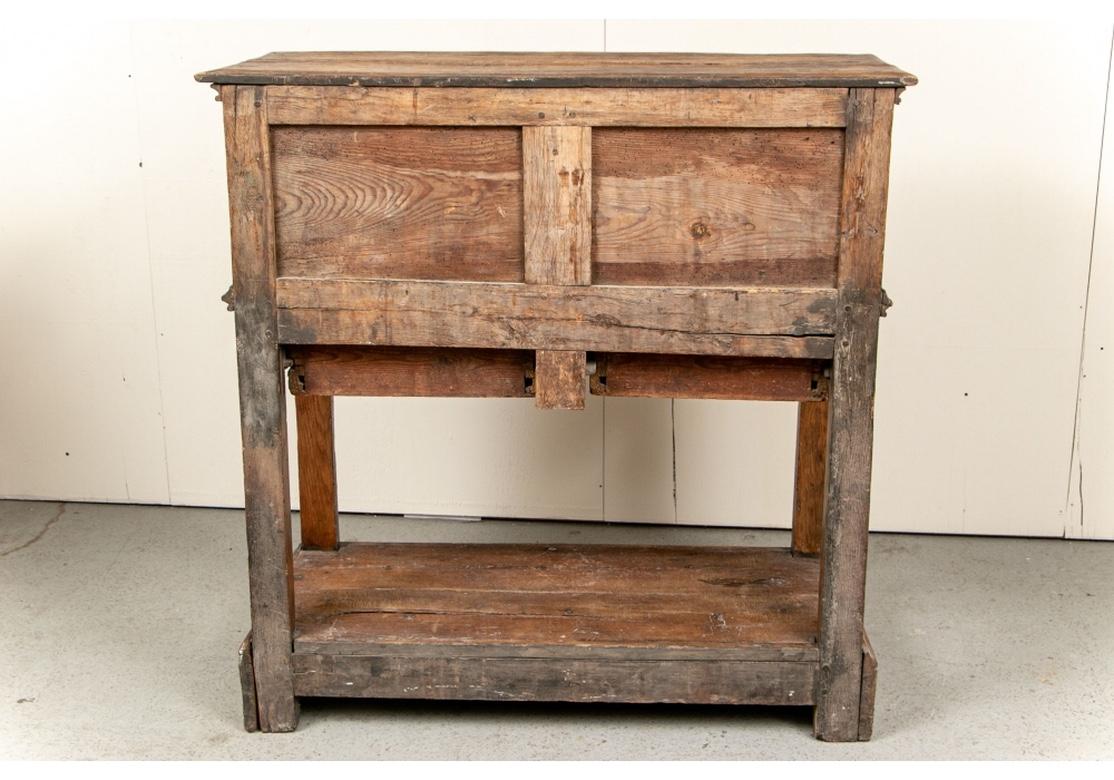 Rare et extraordinaire meuble de rangement gothique français Louis XIII du 16ème siècle en chêne 7