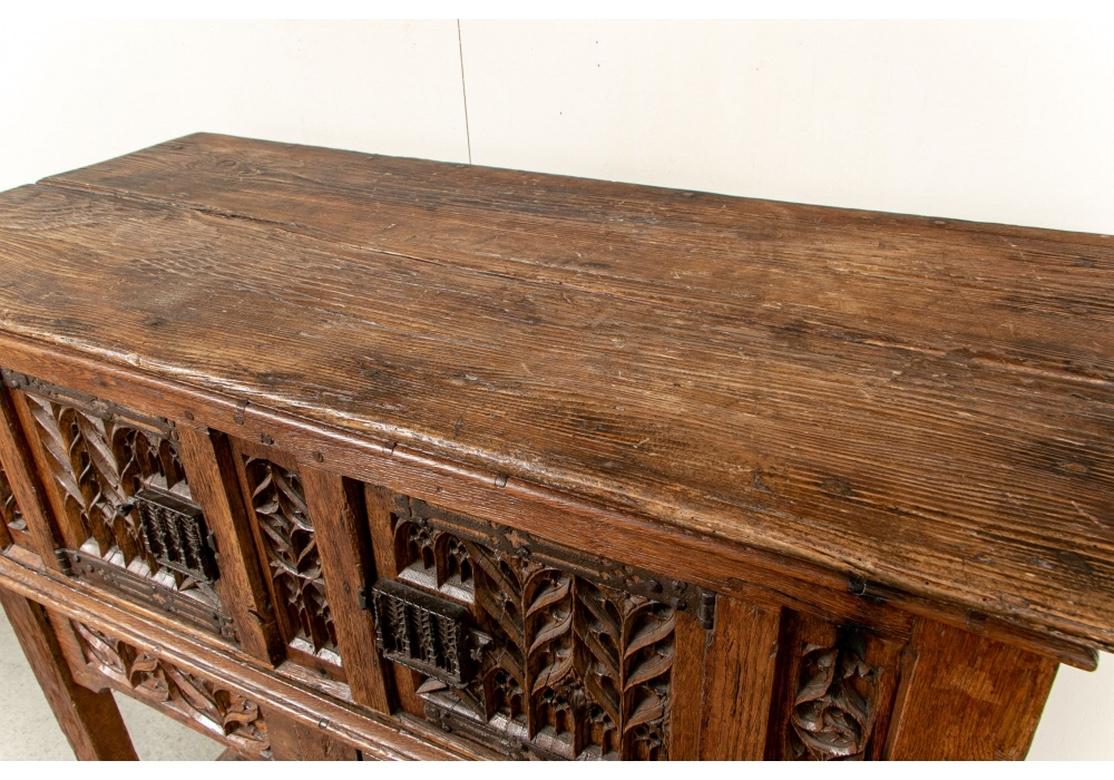 Français Rare et extraordinaire meuble de rangement gothique français Louis XIII du 16ème siècle en chêne