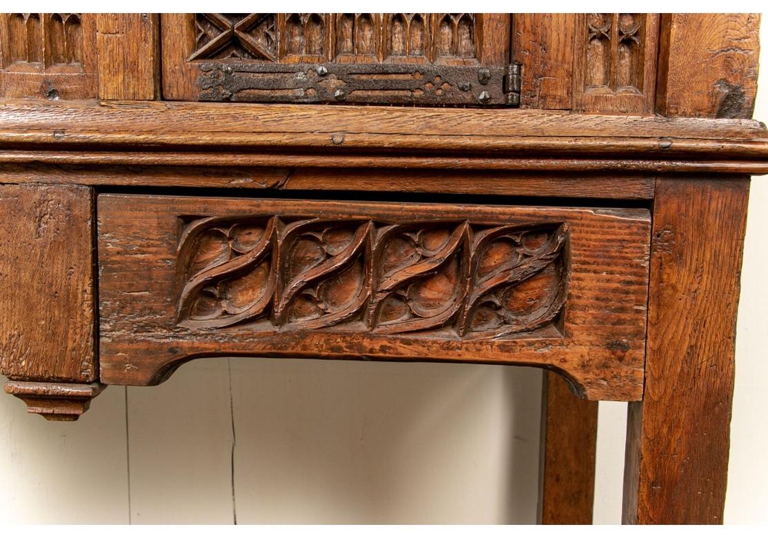 Sculpté à la main Rare et extraordinaire meuble de rangement gothique français Louis XIII du 16ème siècle en chêne