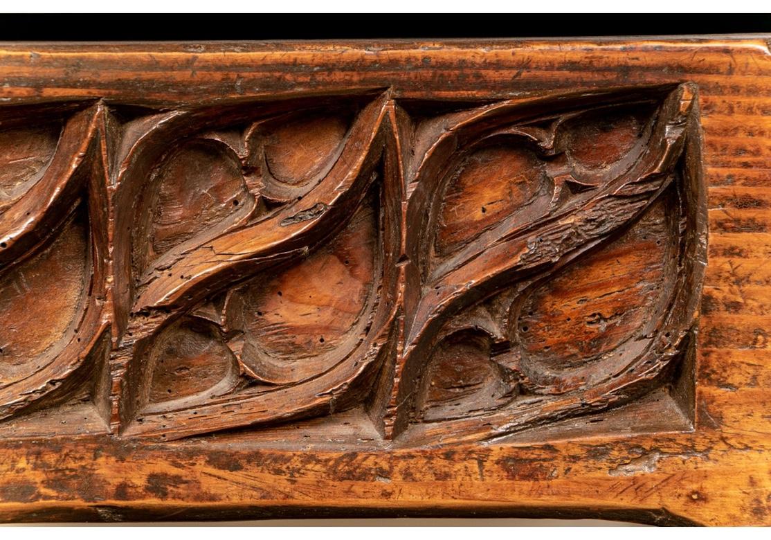 Rare et extraordinaire meuble de rangement gothique français Louis XIII du 16ème siècle en chêne Abîmé à Bridgeport, CT