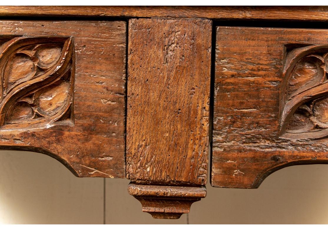 XVIIIe siècle et antérieur Rare et extraordinaire meuble de rangement gothique français Louis XIII du 16ème siècle en chêne