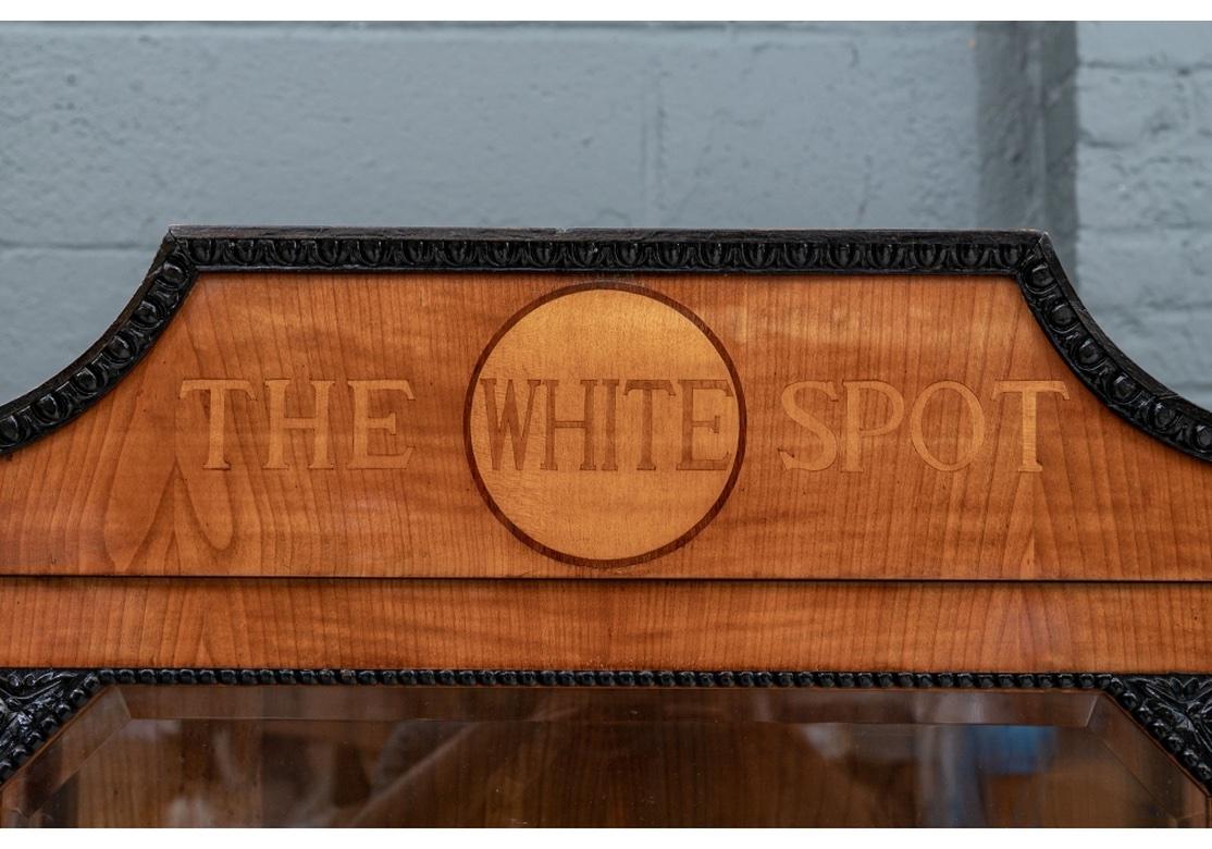 Seltene und feine Alfred Dunhill's The White Spot Pfeifen Vitrine (Hollywood Regency) im Angebot