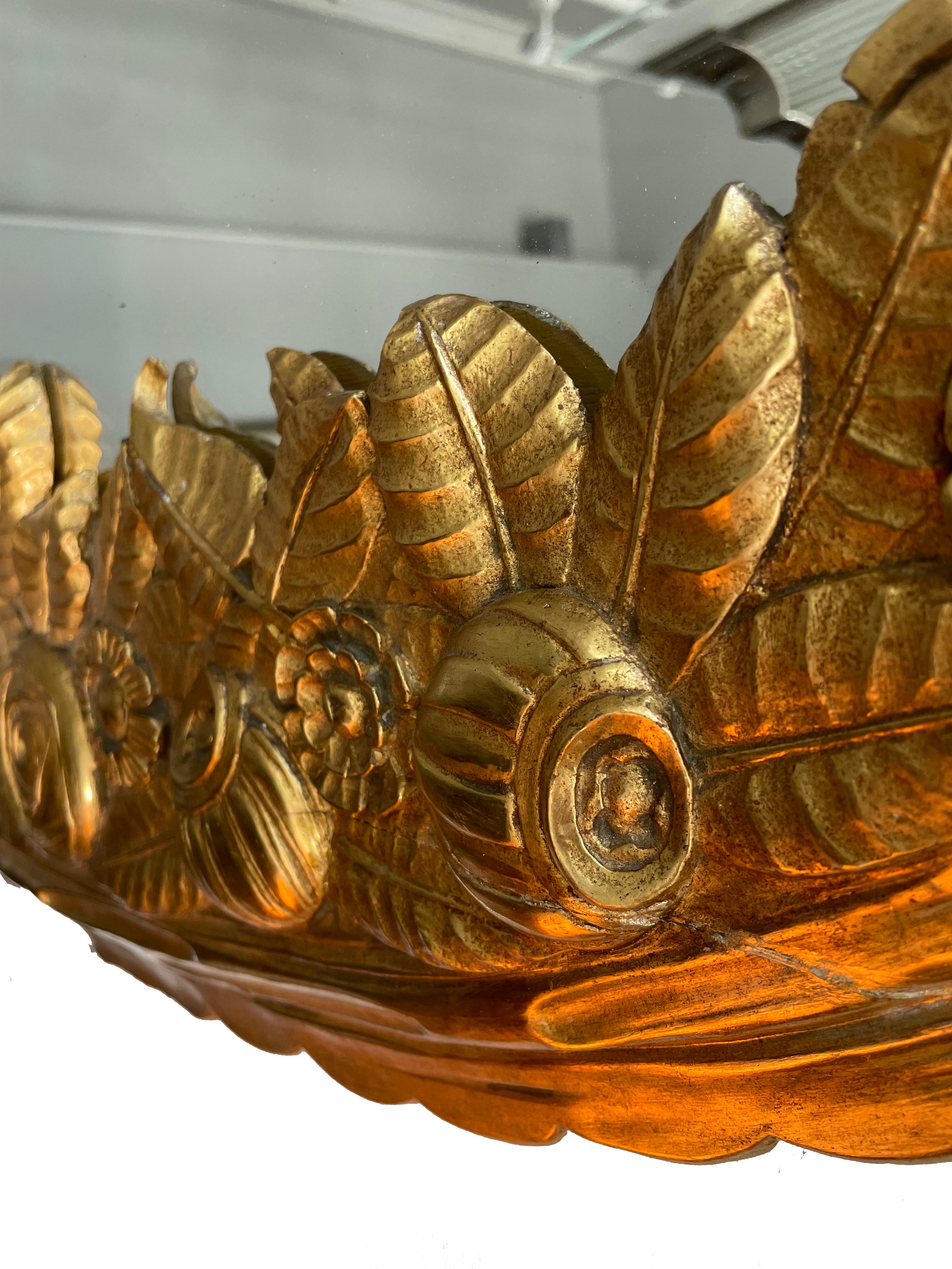 

Raro e finemente intagliato ovale

Specchio da parete Art Deco

Art Déco

Francia, circa 1925.

Magnificamente intagliato e dorato a forma di foglie e fiori, con una finitura inferiore a onda e anse e anelli dorati stilizzati sui lati.
Raro e