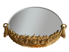 Rare et finement sculpté, ovale  Miroir mural Art Déco  Art déco  France, datant d'environ 1925.