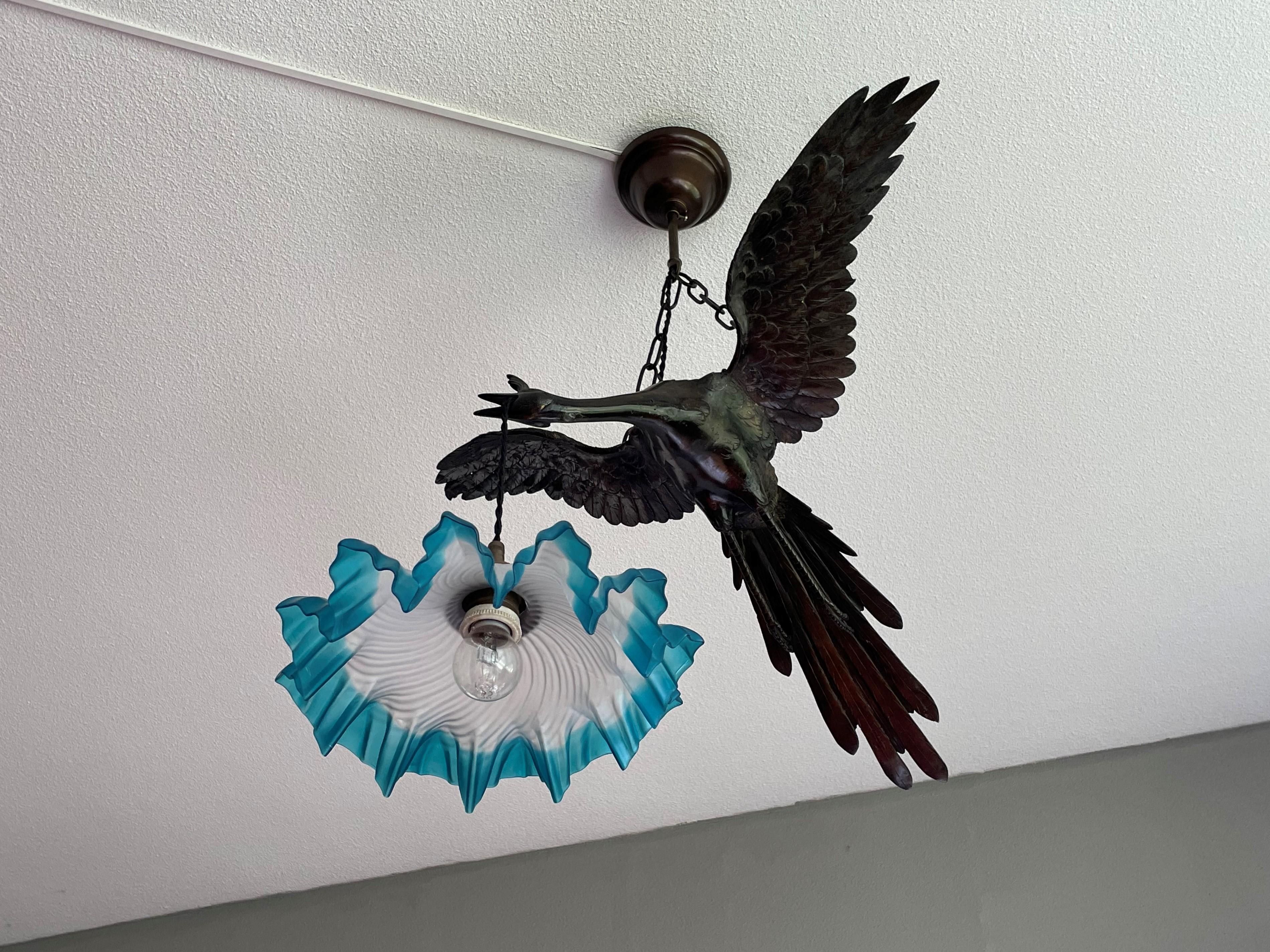 Seltene und anmutige Arts and Crafts-Bronze-Hängelampe mit fliegendem Kranich-Vogel und Glasschirm im Angebot 5