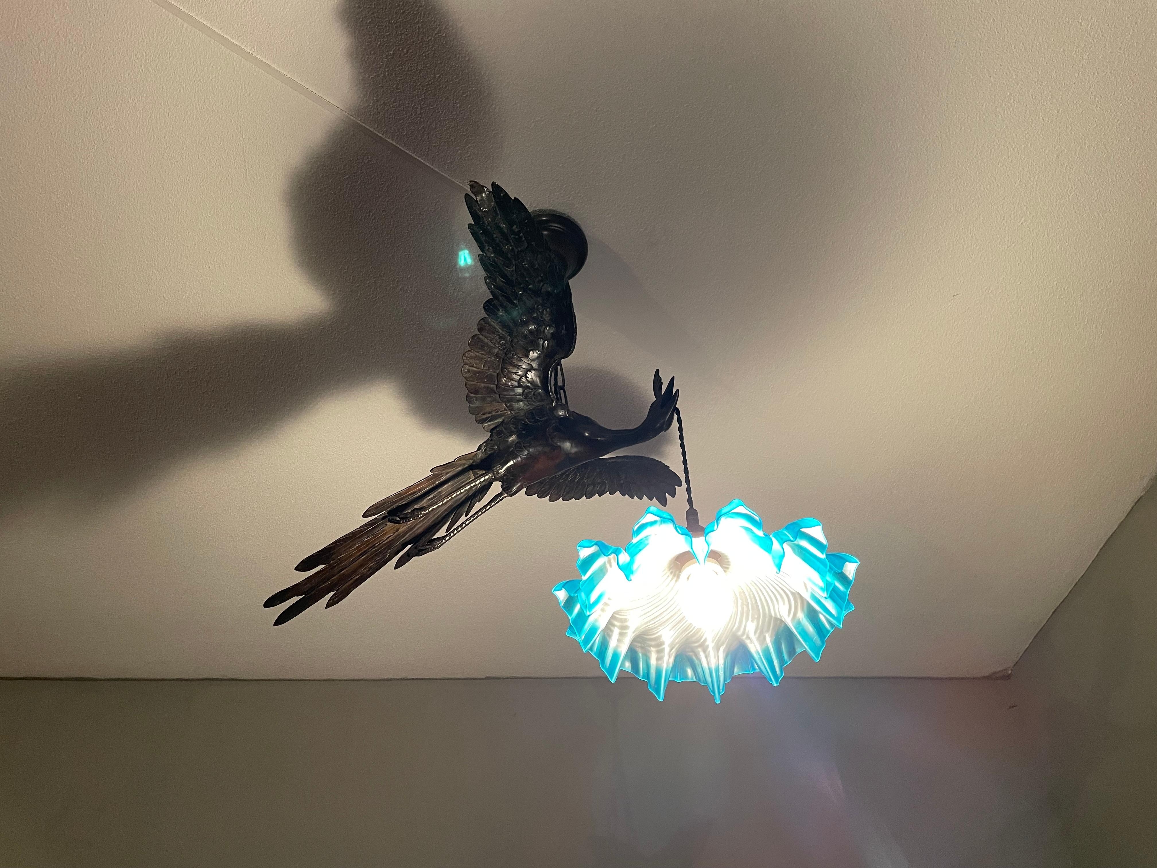 Seltene und anmutige Arts and Crafts-Bronze-Hängelampe mit fliegendem Kranich-Vogel und Glasschirm im Angebot 6
