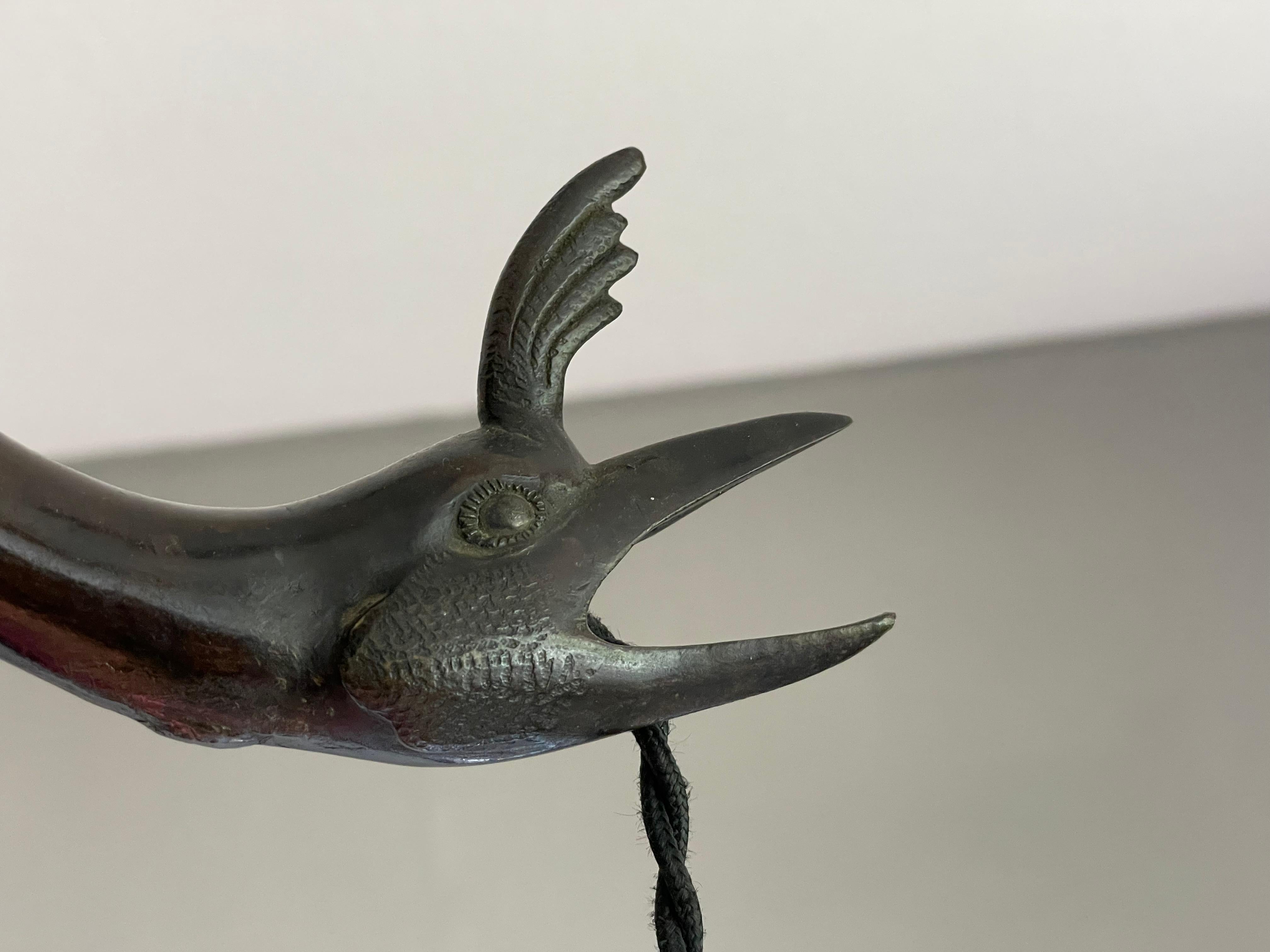 Seltene und anmutige Arts and Crafts-Bronze-Hängelampe mit fliegendem Kranich-Vogel und Glasschirm im Angebot 8