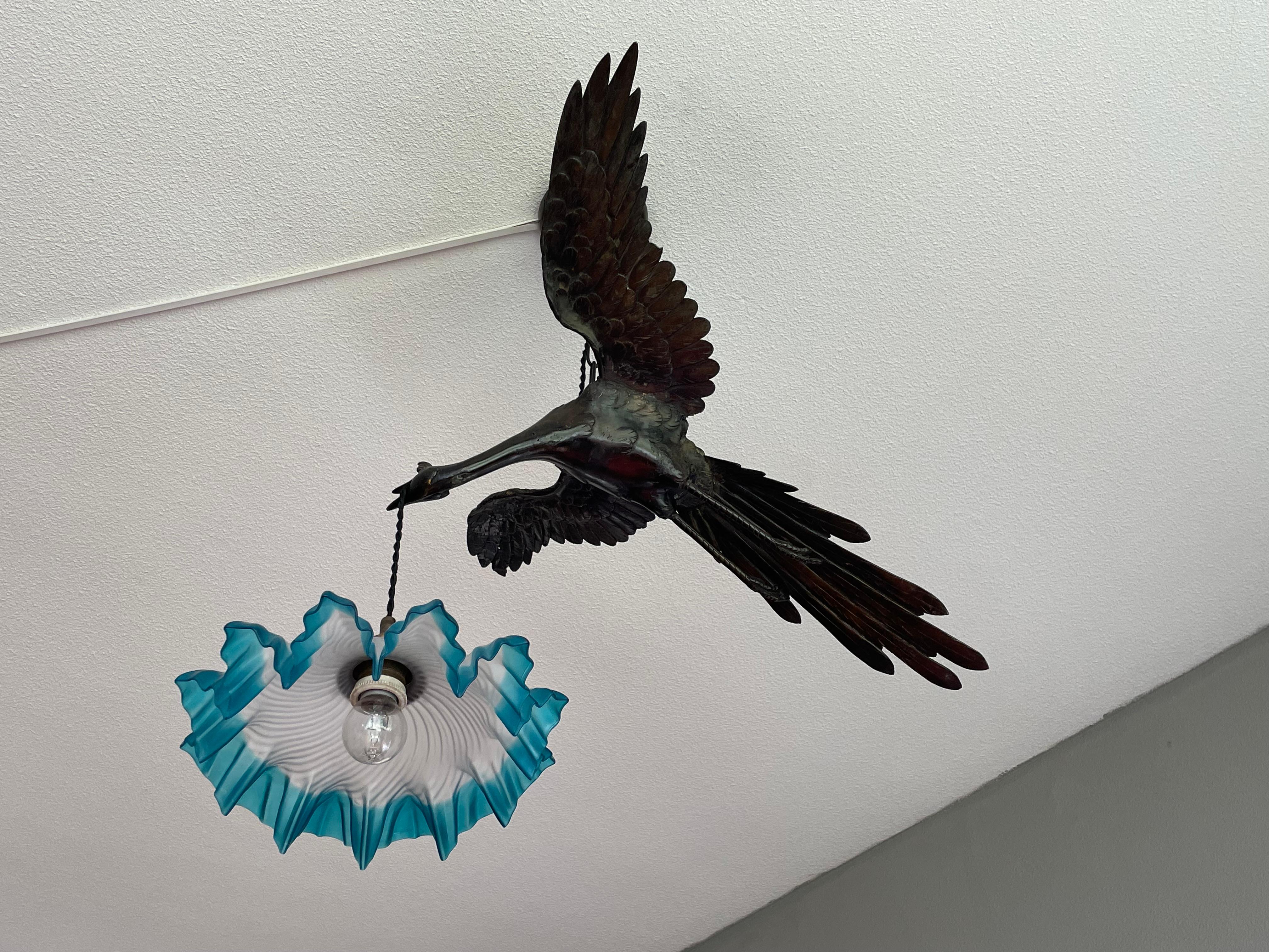Seltene und anmutige Arts and Crafts-Bronze-Hängelampe mit fliegendem Kranich-Vogel und Glasschirm im Angebot 9