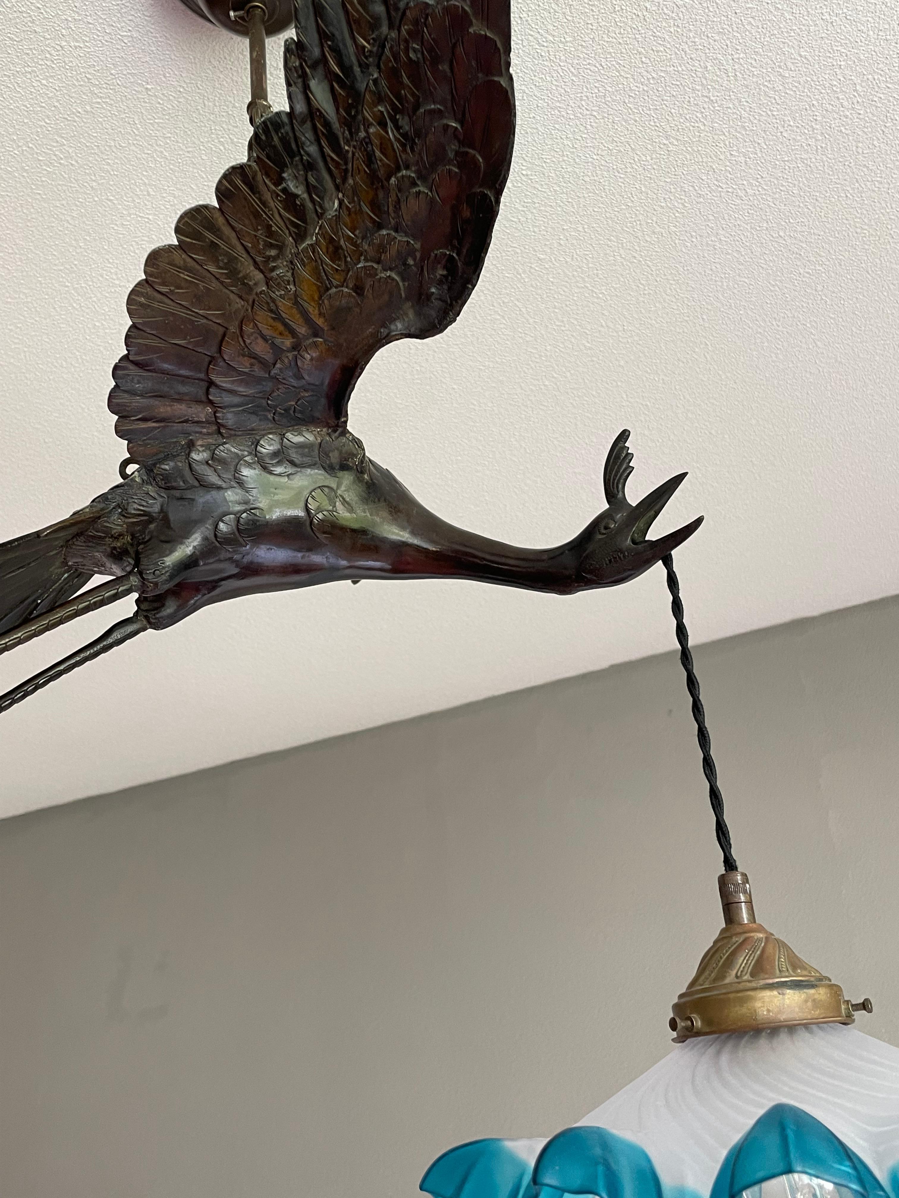 Seltene und anmutige Arts and Crafts-Bronze-Hängelampe mit fliegendem Kranich-Vogel und Glasschirm im Angebot 10