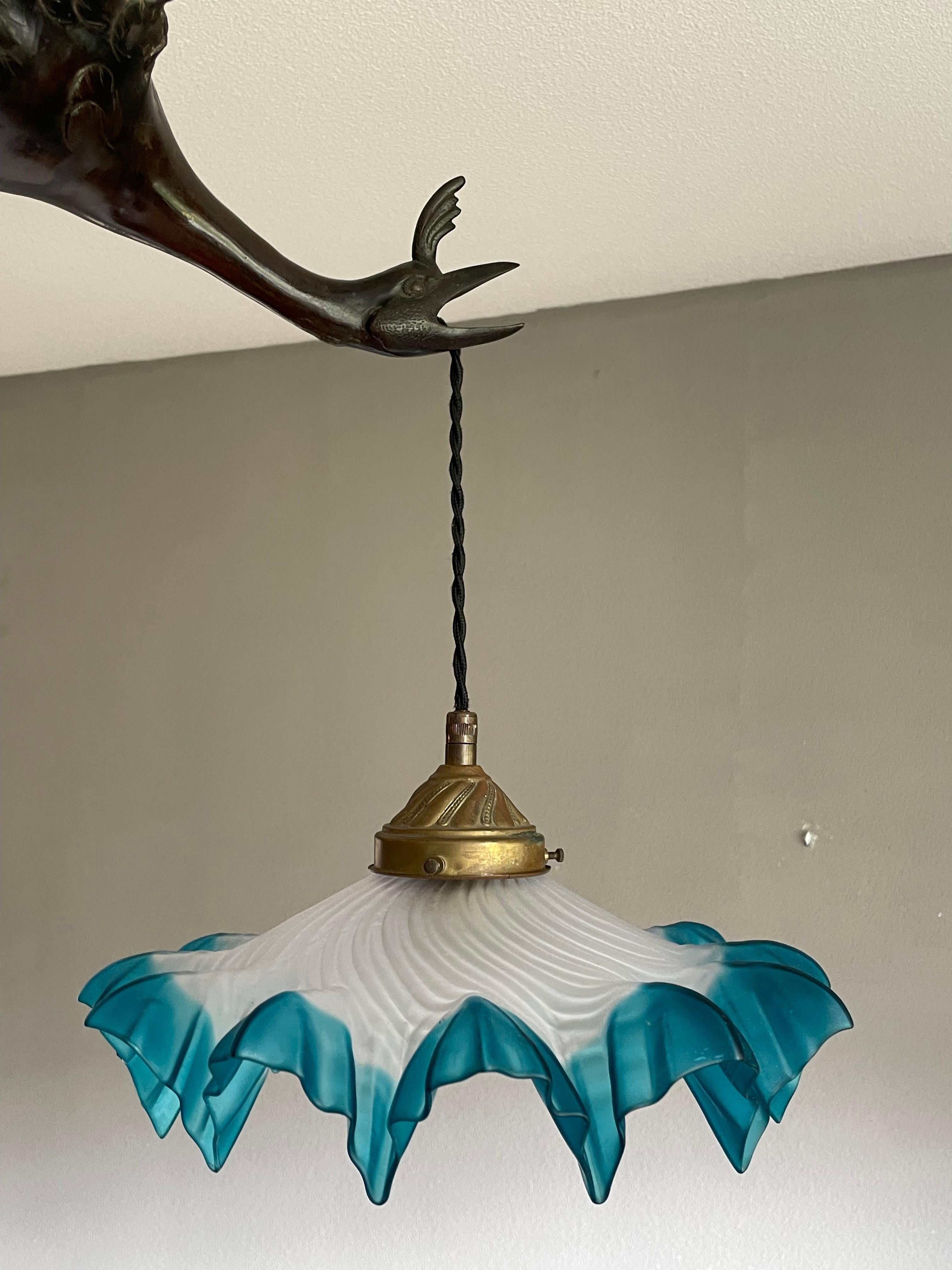 Seltene und anmutige Arts and Crafts-Bronze-Hängelampe mit fliegendem Kranich-Vogel und Glasschirm im Angebot 11