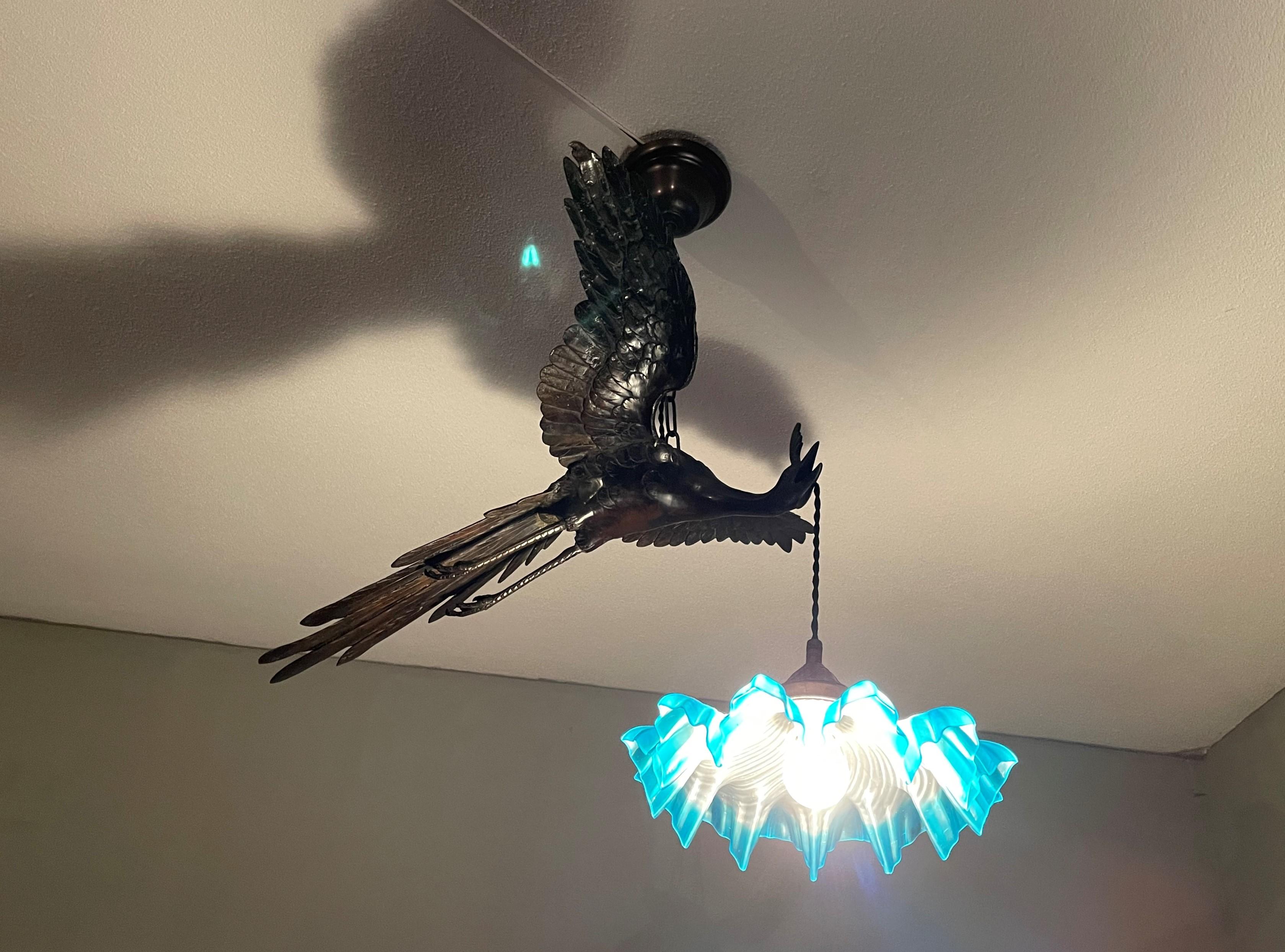 Seltene und anmutige Arts and Crafts-Bronze-Hängelampe mit fliegendem Kranich-Vogel und Glasschirm im Angebot 12