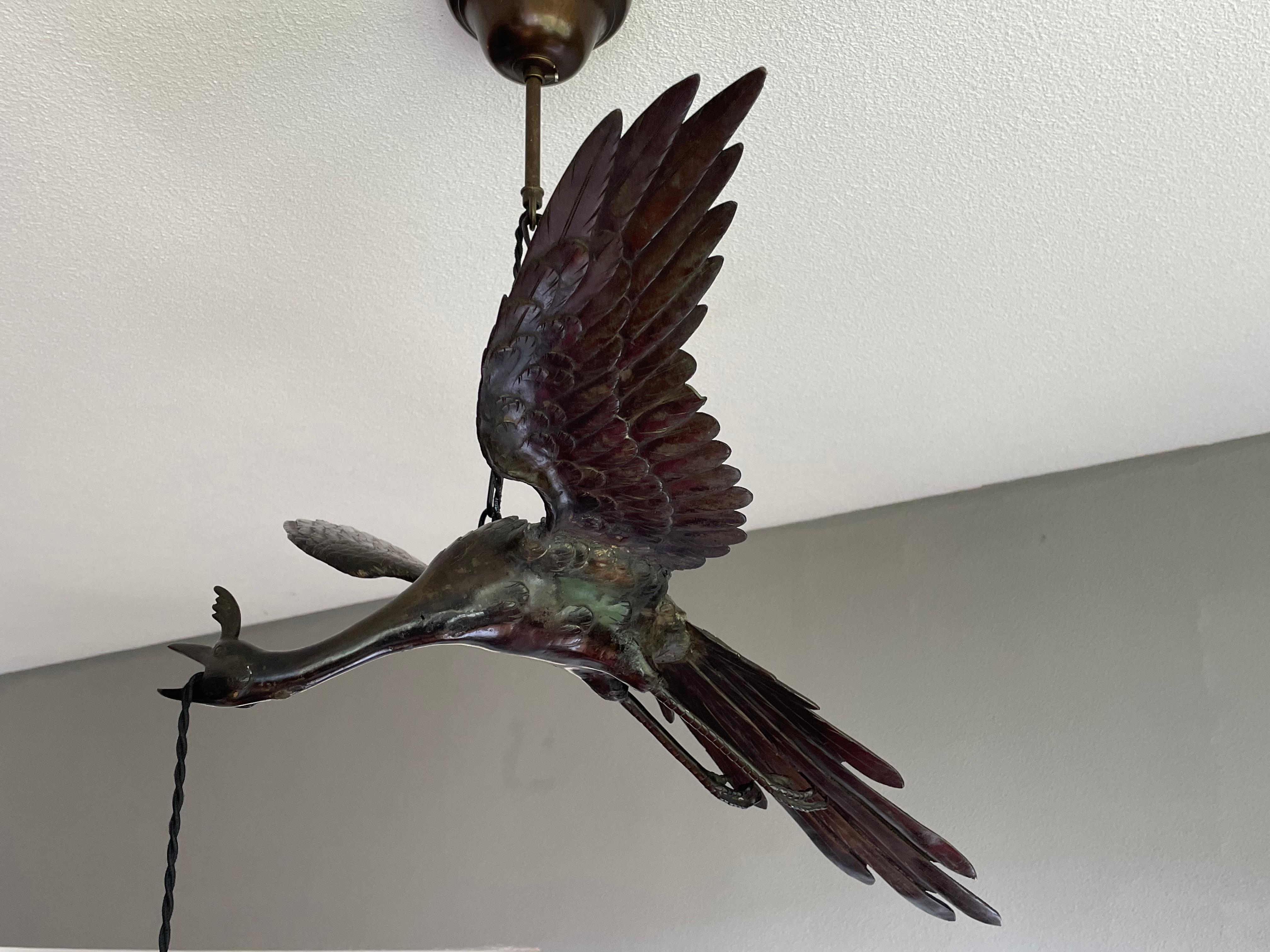 Seltene und anmutige Arts and Crafts-Bronze-Hängelampe mit fliegendem Kranich-Vogel und Glasschirm (Poliert) im Angebot