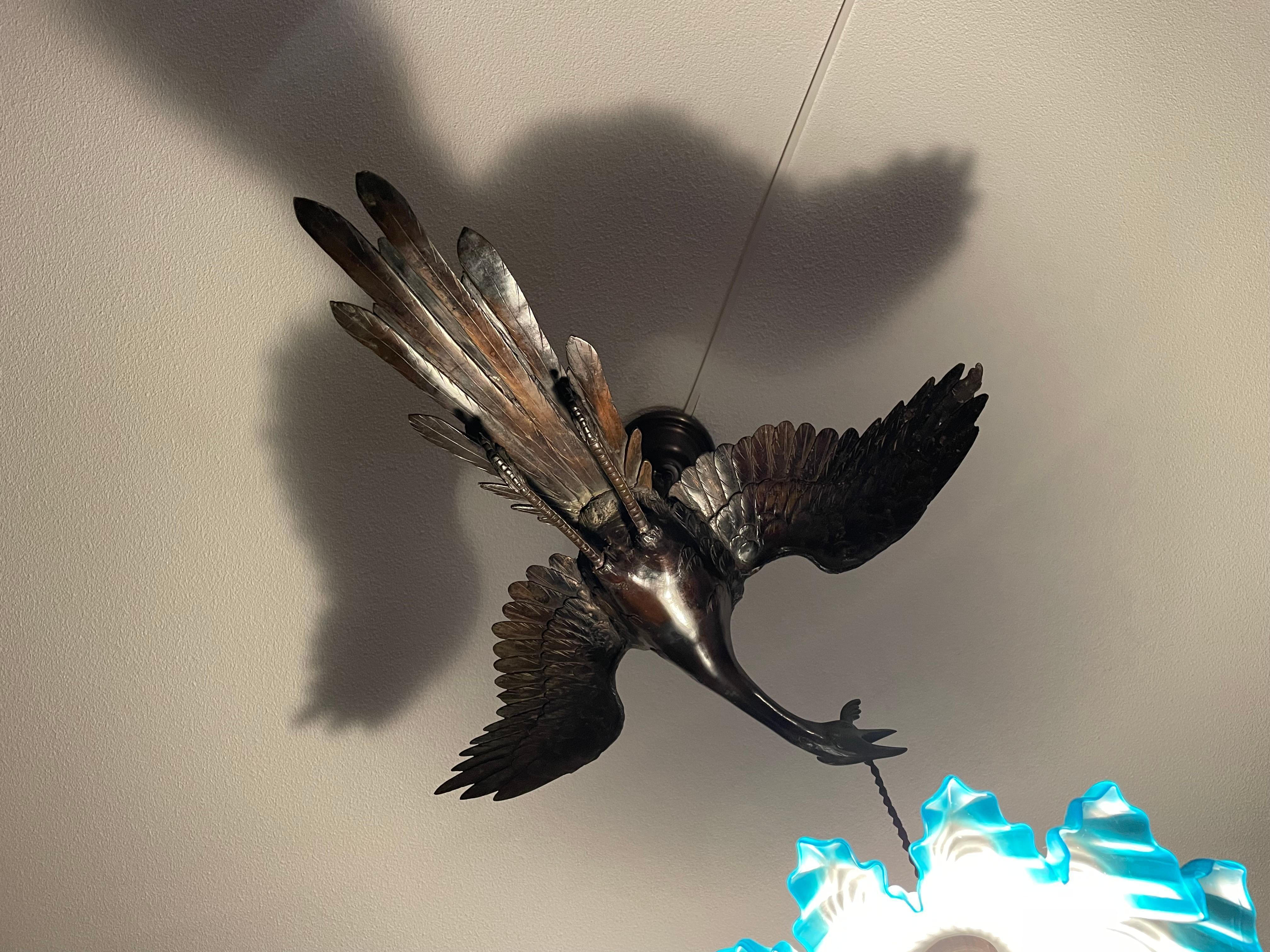 Seltene und anmutige Arts and Crafts-Bronze-Hängelampe mit fliegendem Kranich-Vogel und Glasschirm im Zustand „Gut“ im Angebot in Lisse, NL