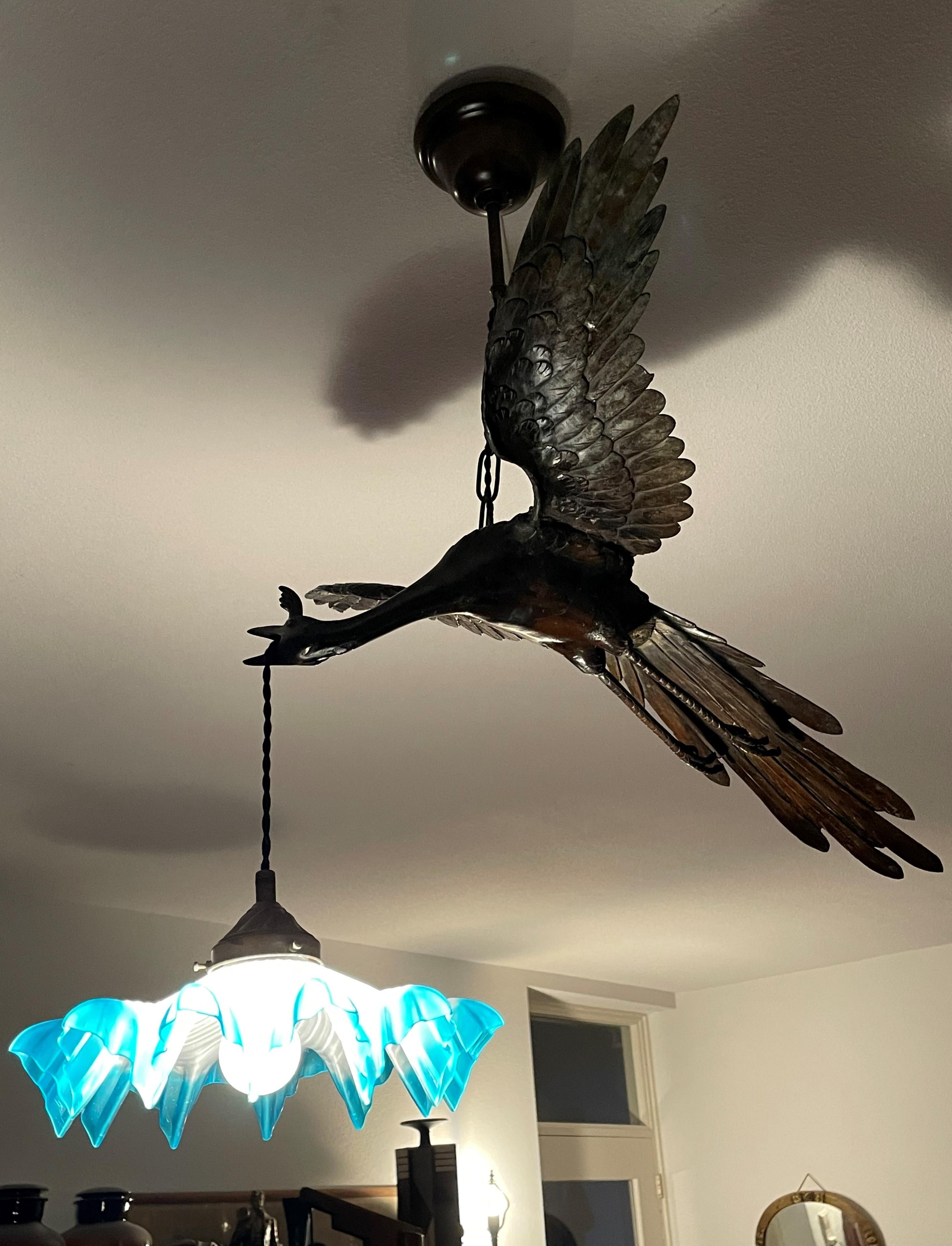 Seltene und anmutige Arts and Crafts-Bronze-Hängelampe mit fliegendem Kranich-Vogel und Glasschirm (20. Jahrhundert) im Angebot