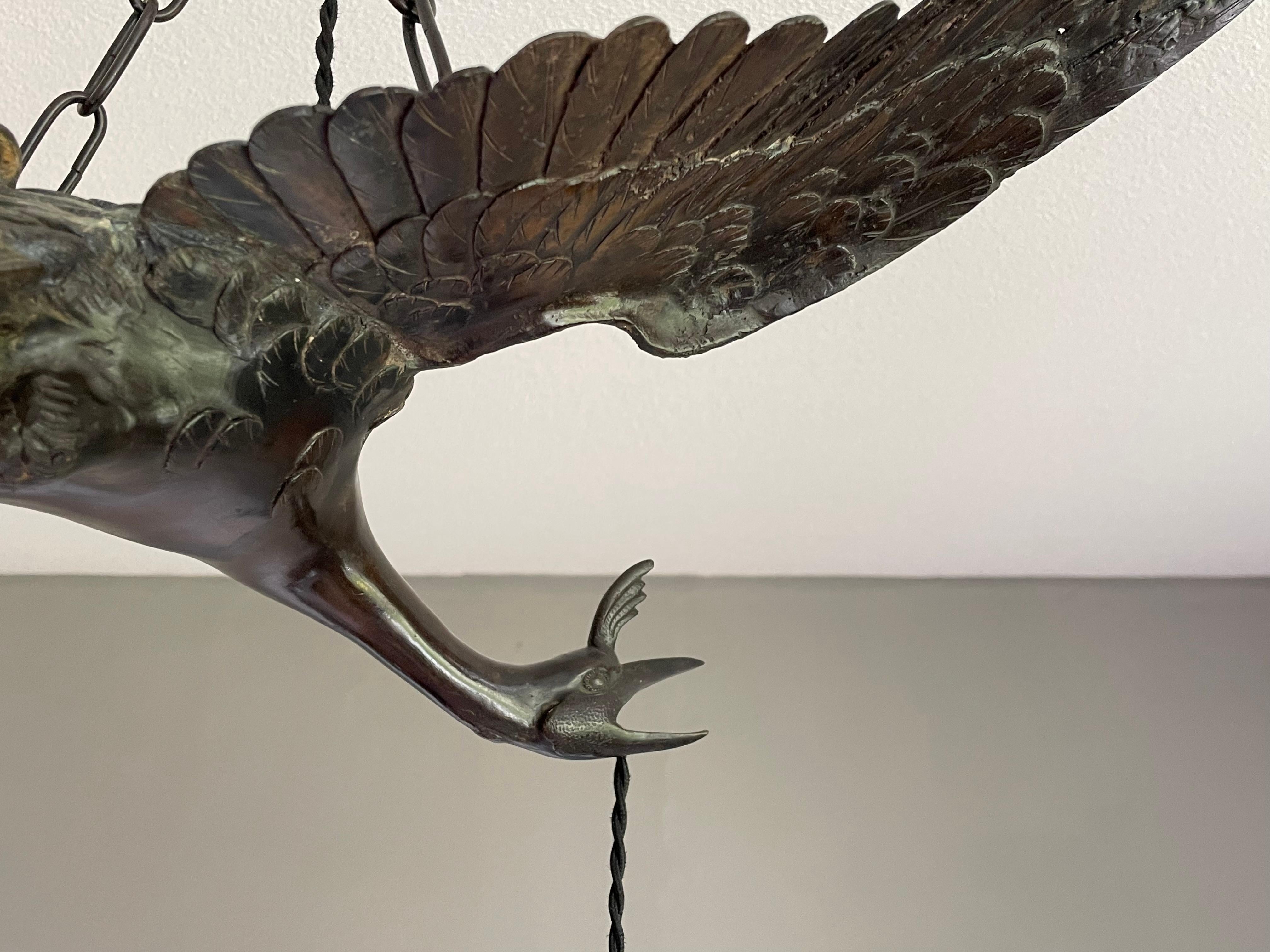 Seltene und anmutige Arts and Crafts-Bronze-Hängelampe mit fliegendem Kranich-Vogel und Glasschirm (Metall) im Angebot