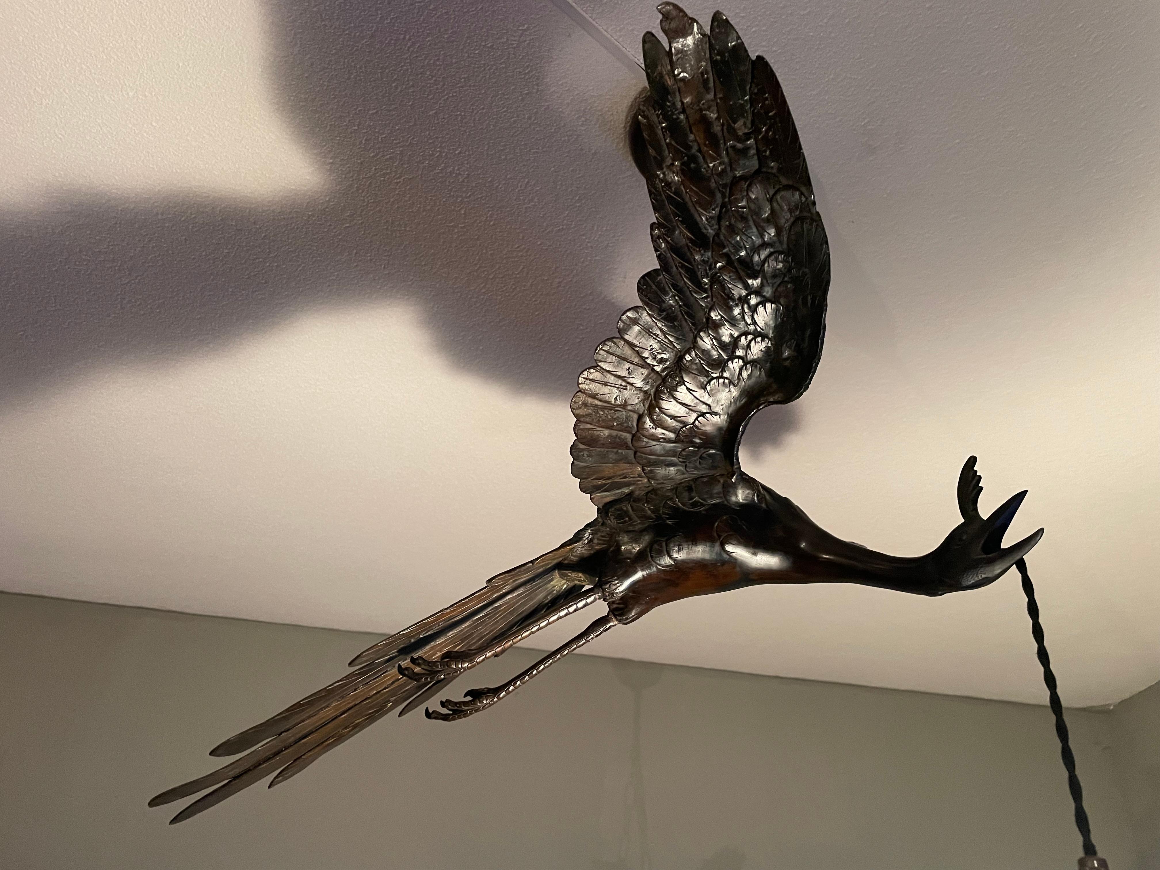 Seltene und anmutige Arts and Crafts-Bronze-Hängelampe mit fliegendem Kranich-Vogel und Glasschirm im Angebot 1