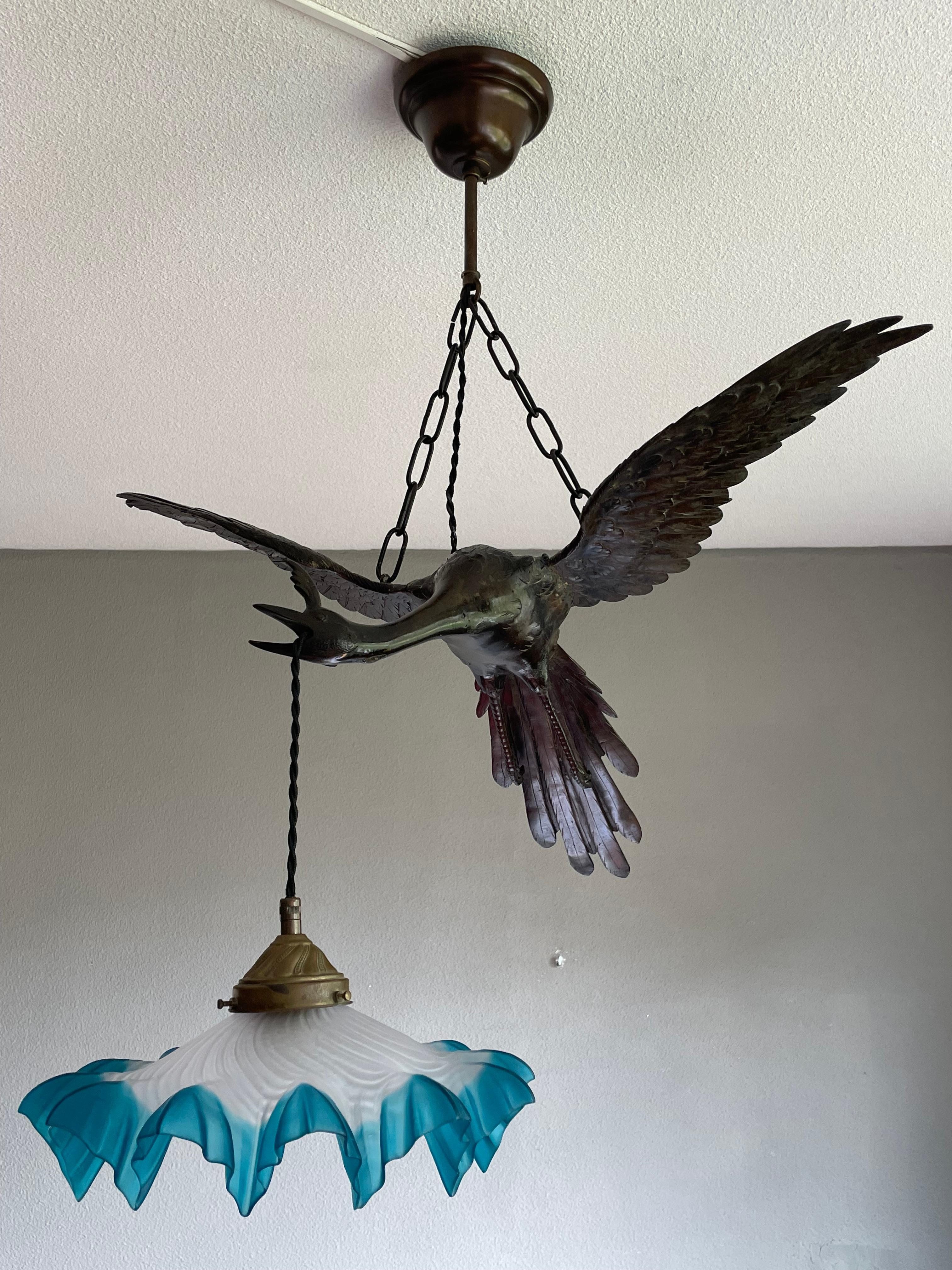 Seltene und anmutige Arts and Crafts-Bronze-Hängelampe mit fliegendem Kranich-Vogel und Glasschirm im Angebot 2