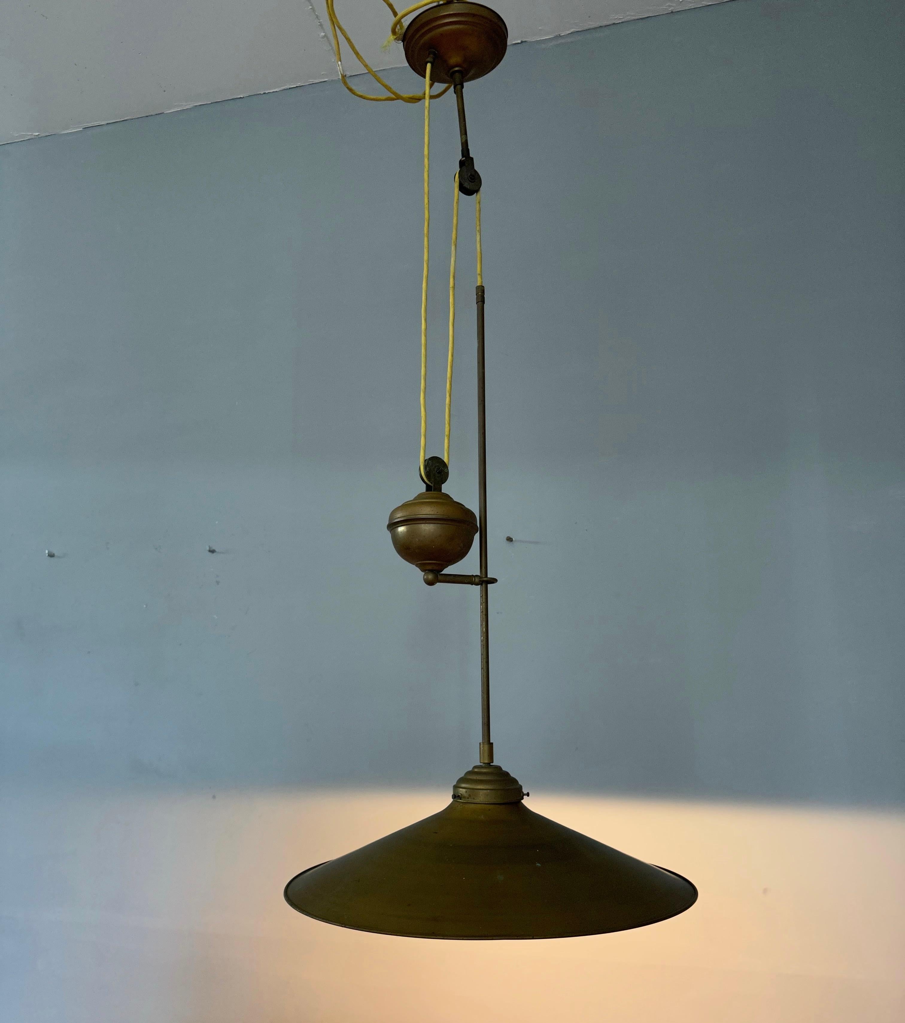 Raro e artigianale ciondolo in ottone e bronzo della modernità di metà secolo, lampada da soffitto in vendita 4