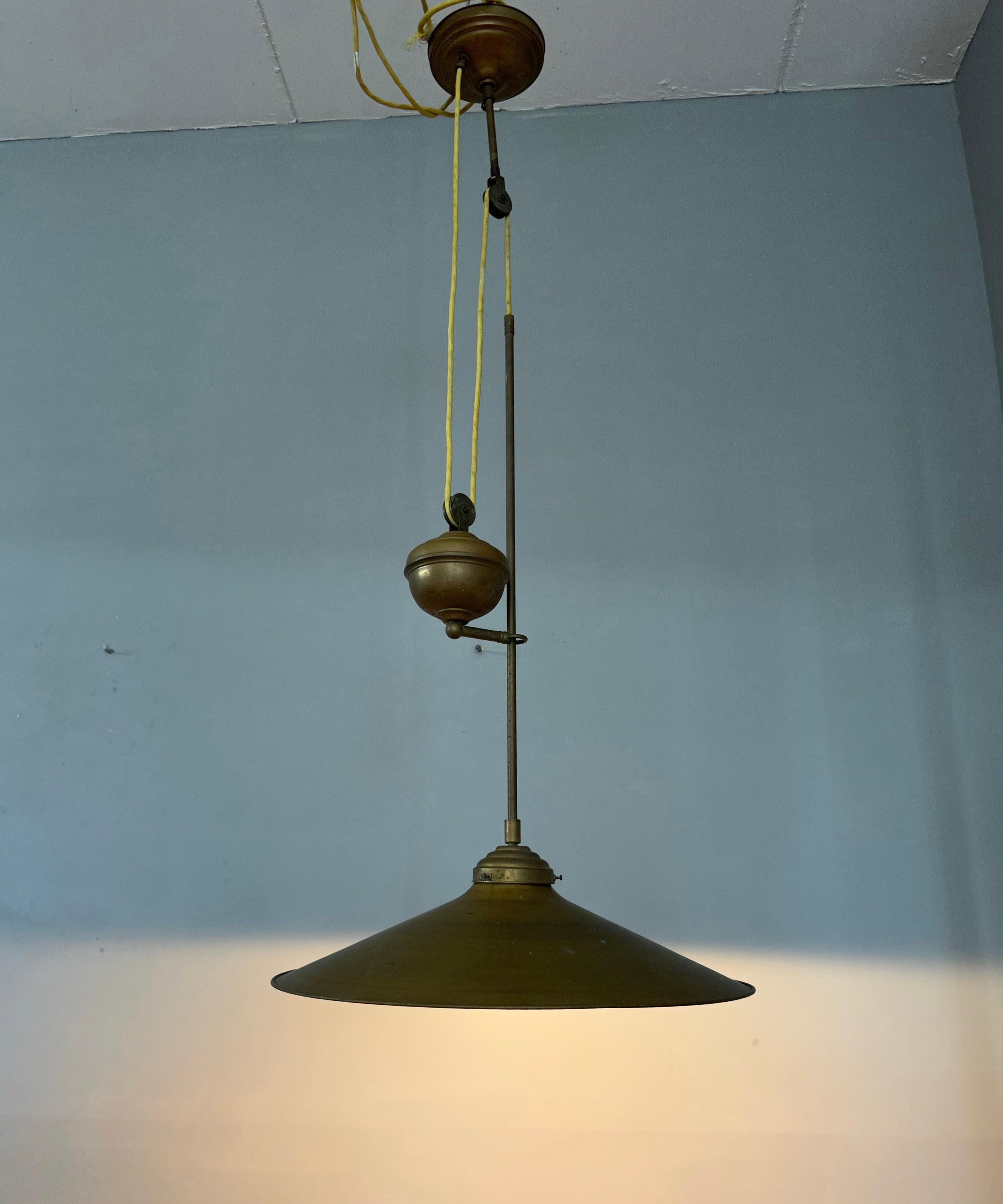 Patiné Lampe à suspension, plafonnier en laiton et bronze, de style mi-siècle moderne, rare et fabriqué à la main en vente