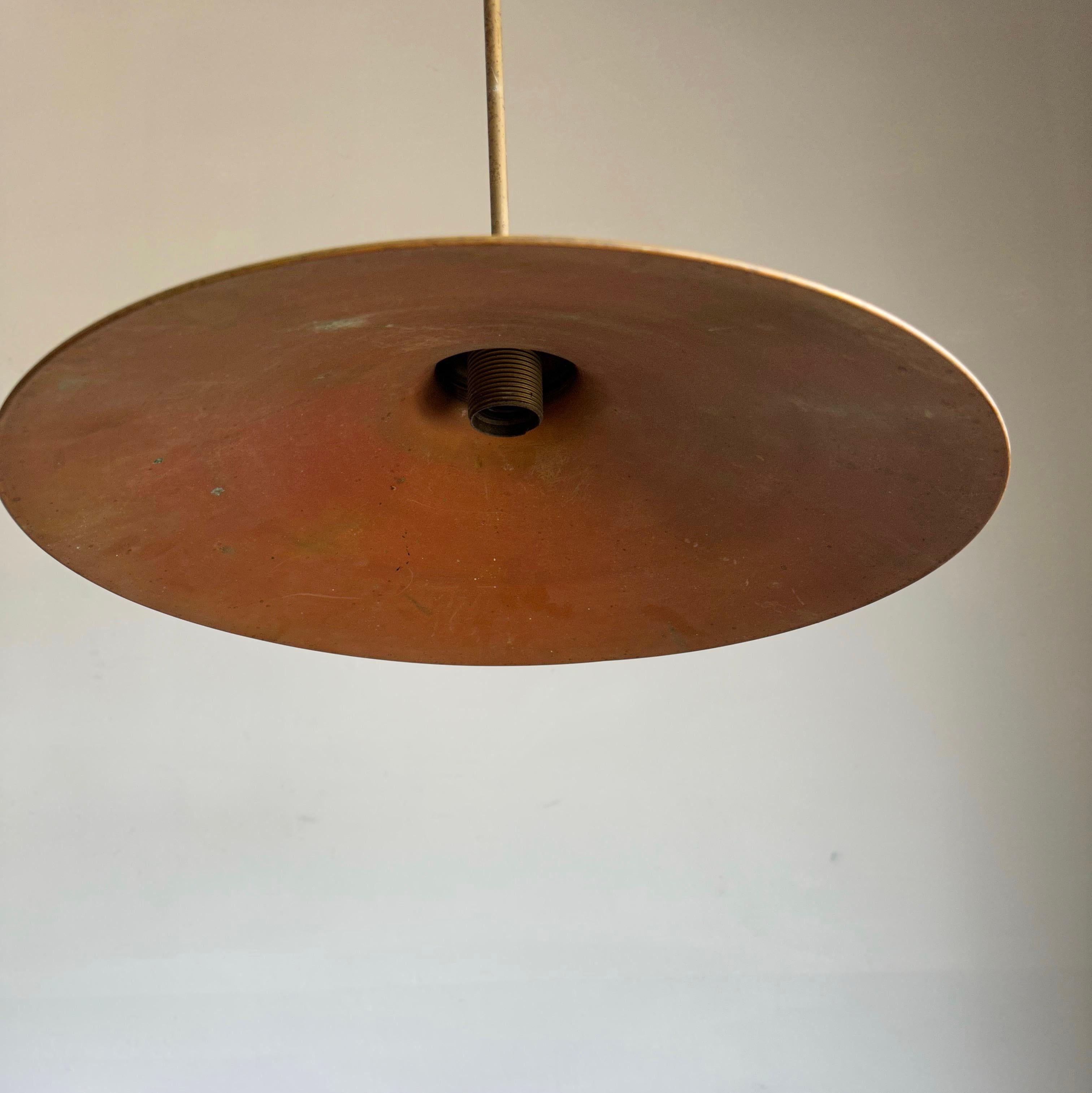 20ième siècle Lampe à suspension, plafonnier en laiton et bronze, de style mi-siècle moderne, rare et fabriqué à la main en vente