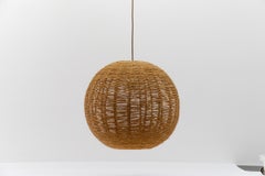 Rara ed enorme lampada a sospensione a globo in iuta, anni '60