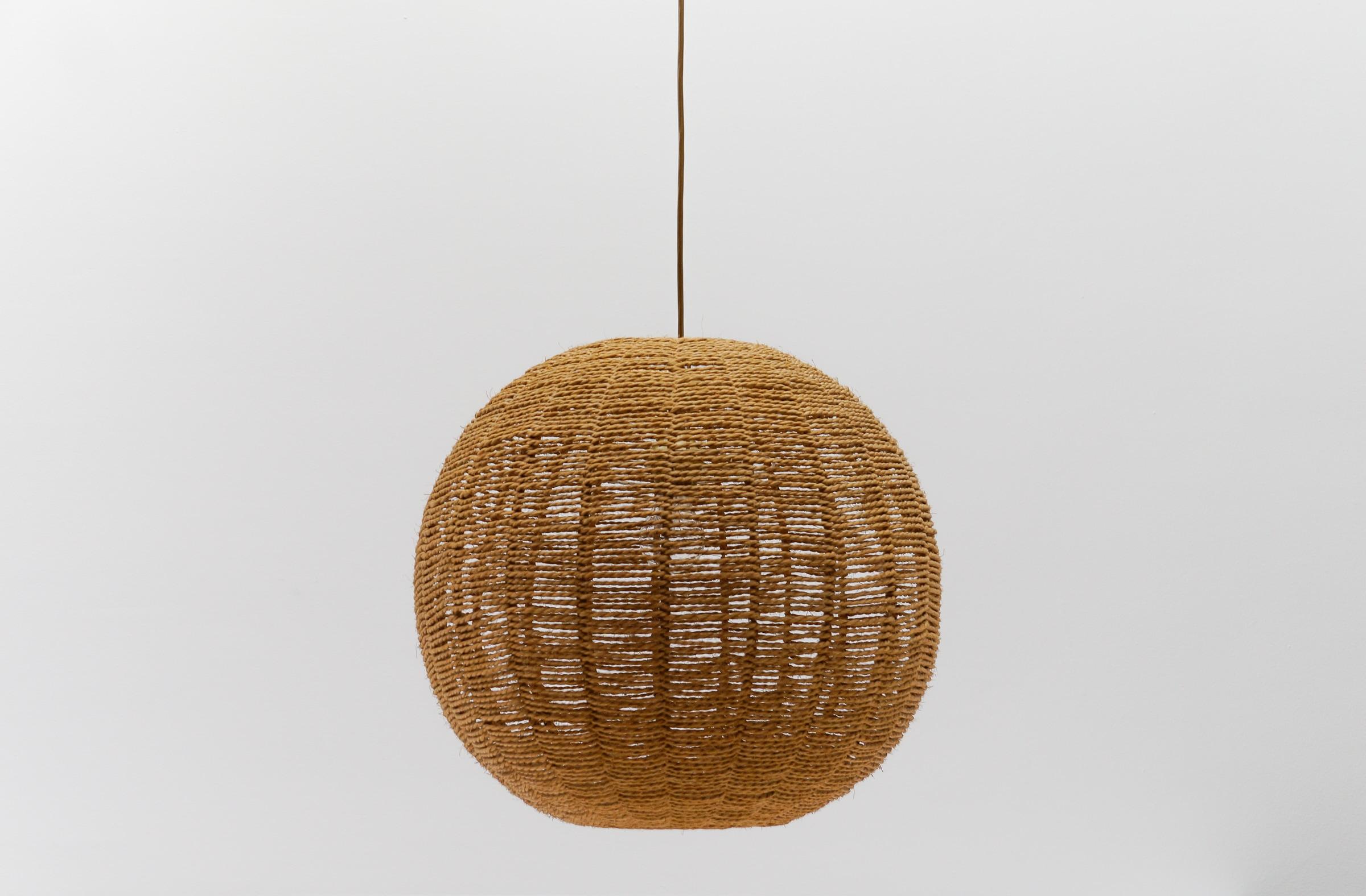 Rare and Huge Jute Globe Pendant Lamp, 1960s Moderno de mediados de siglo en venta
