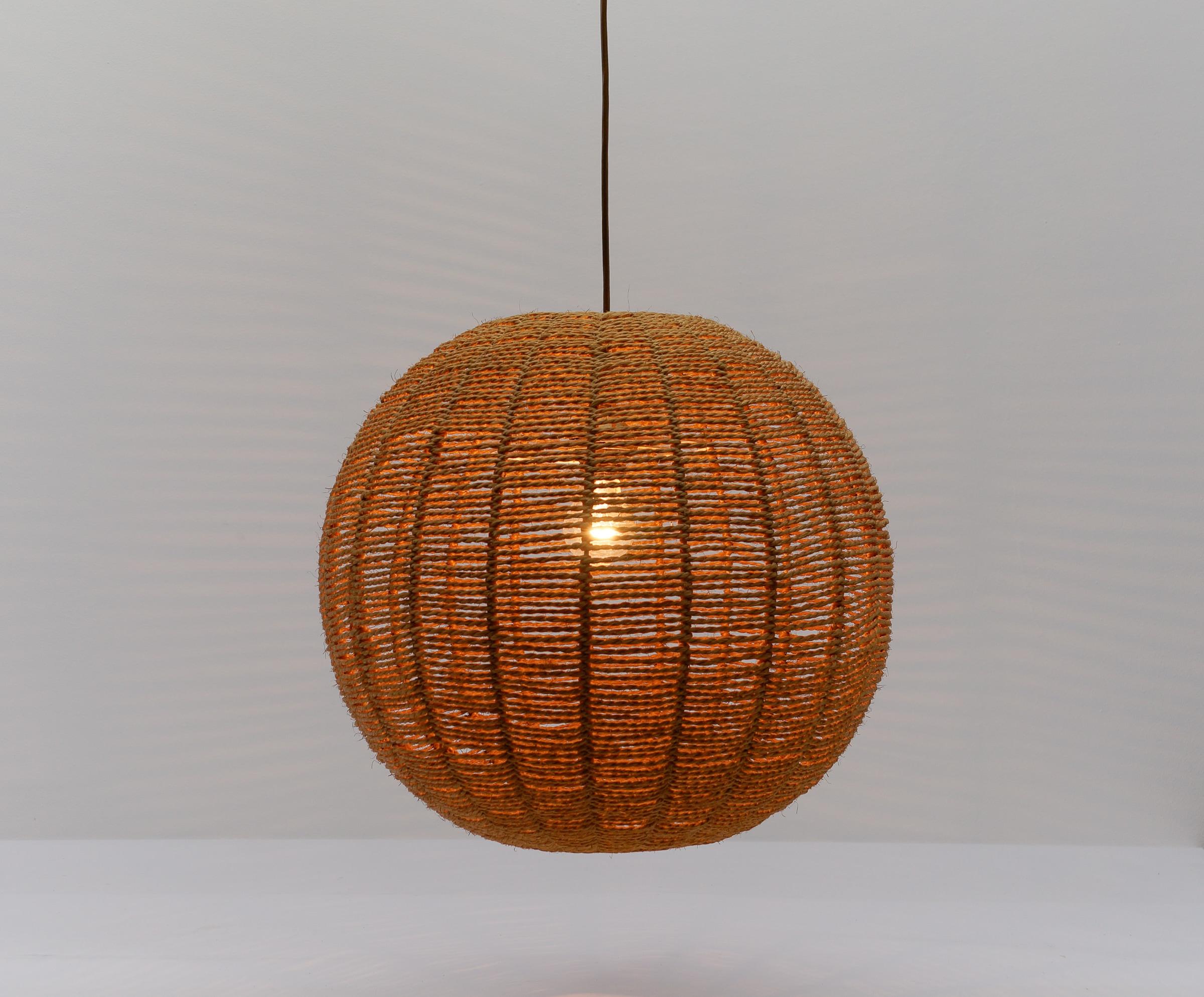 Rare and Huge Jute Globe Pendant Lamp, 1960s Escandinavo en venta