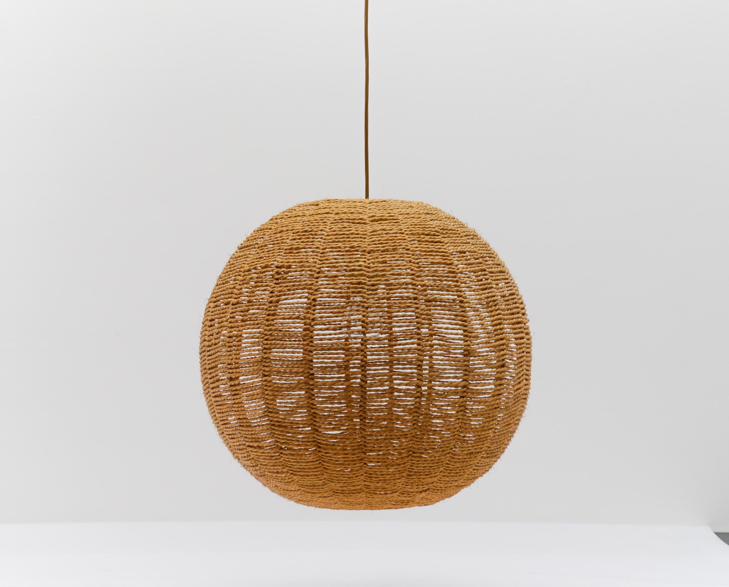 Rare and Huge Jute Globe Pendant Lamp, 1960s en Bueno estado para la venta en Nürnberg, Bayern