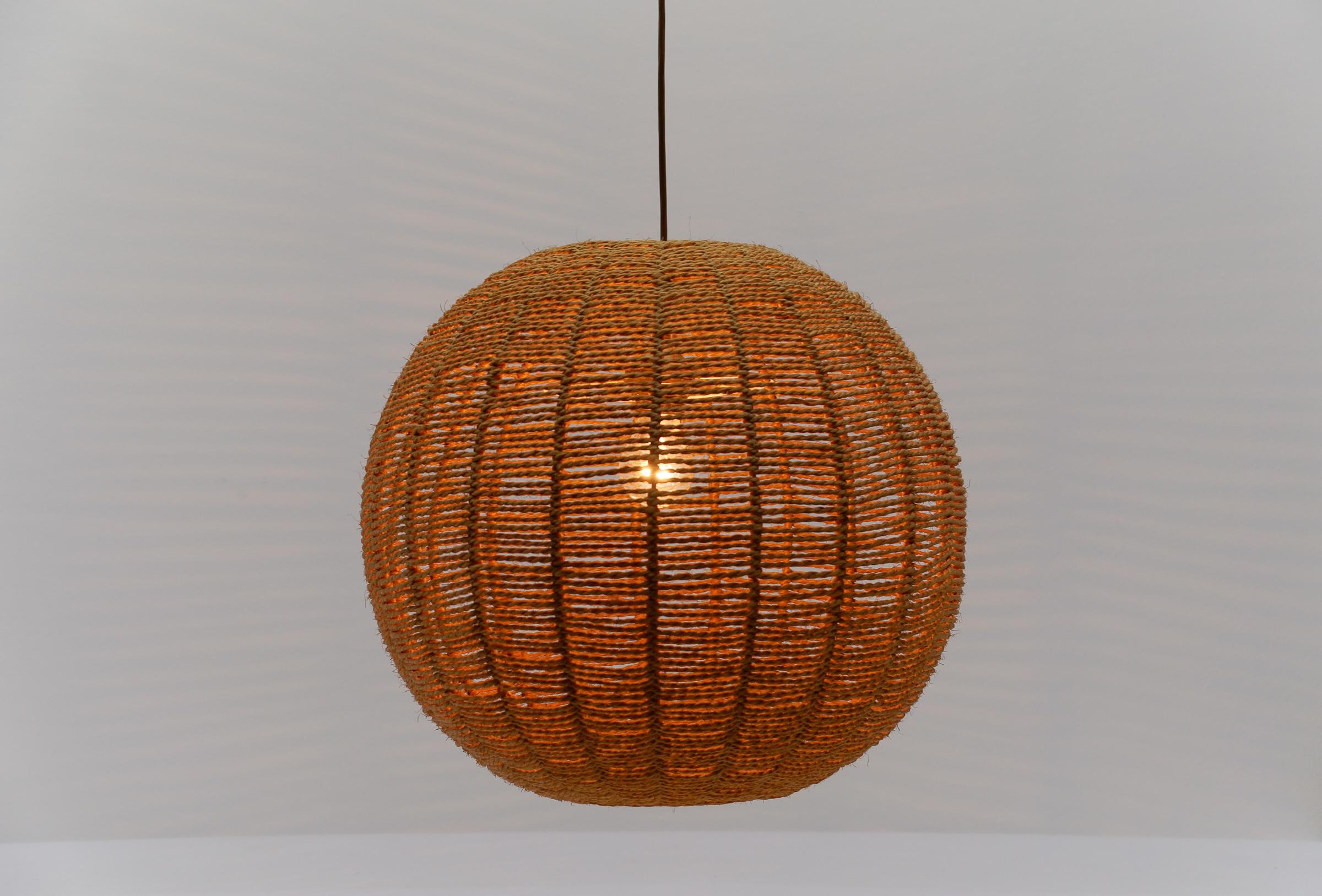Rare and Huge Jute Globe Pendant Lamp, 1960s mediados del siglo XX en venta
